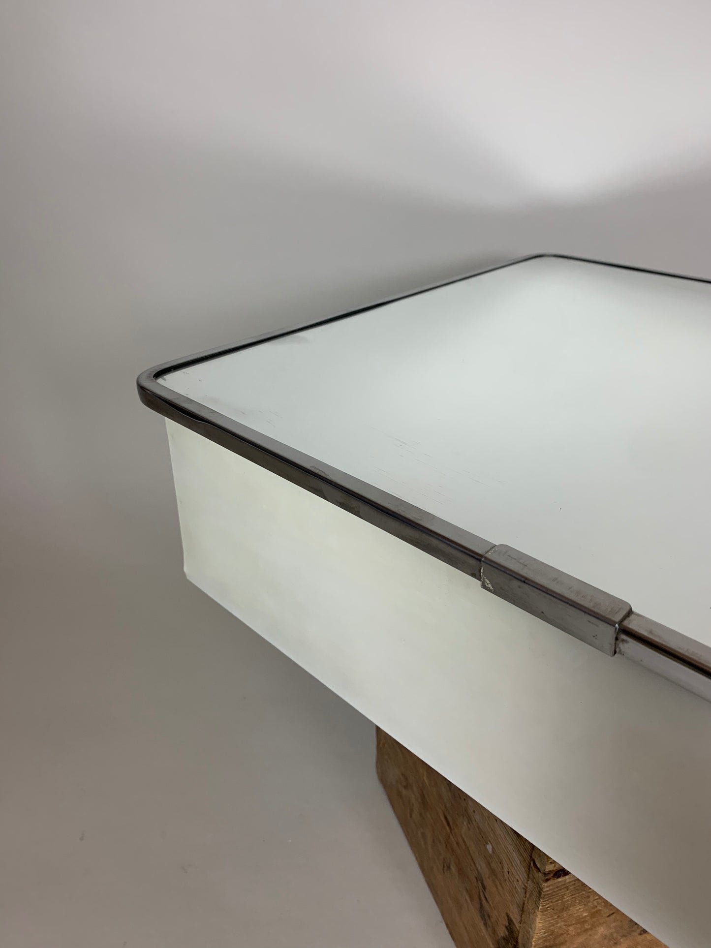 Medicinskab med spejl og glashylder