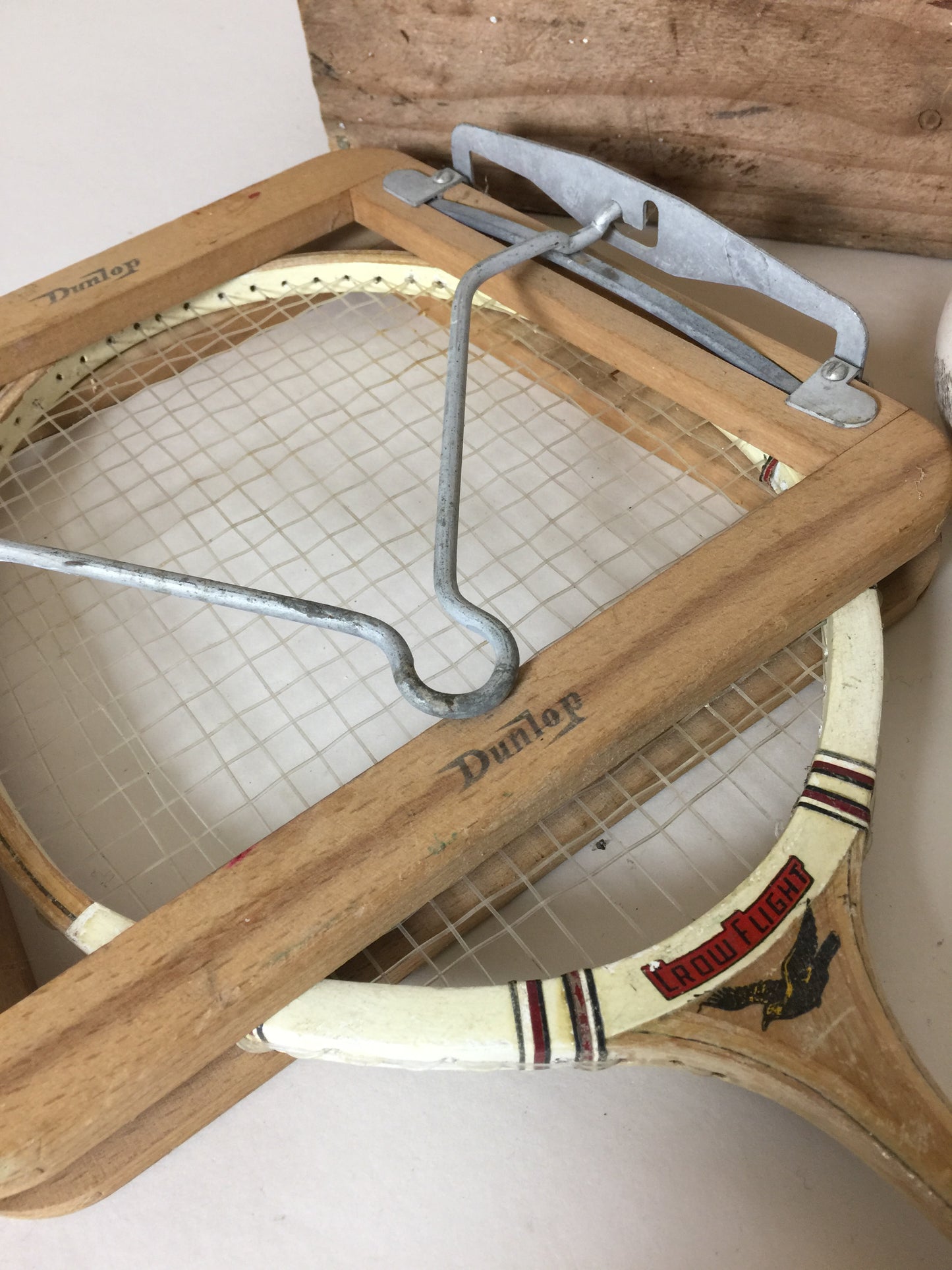 Gammel og dekorativ badmintonketcher med ramme