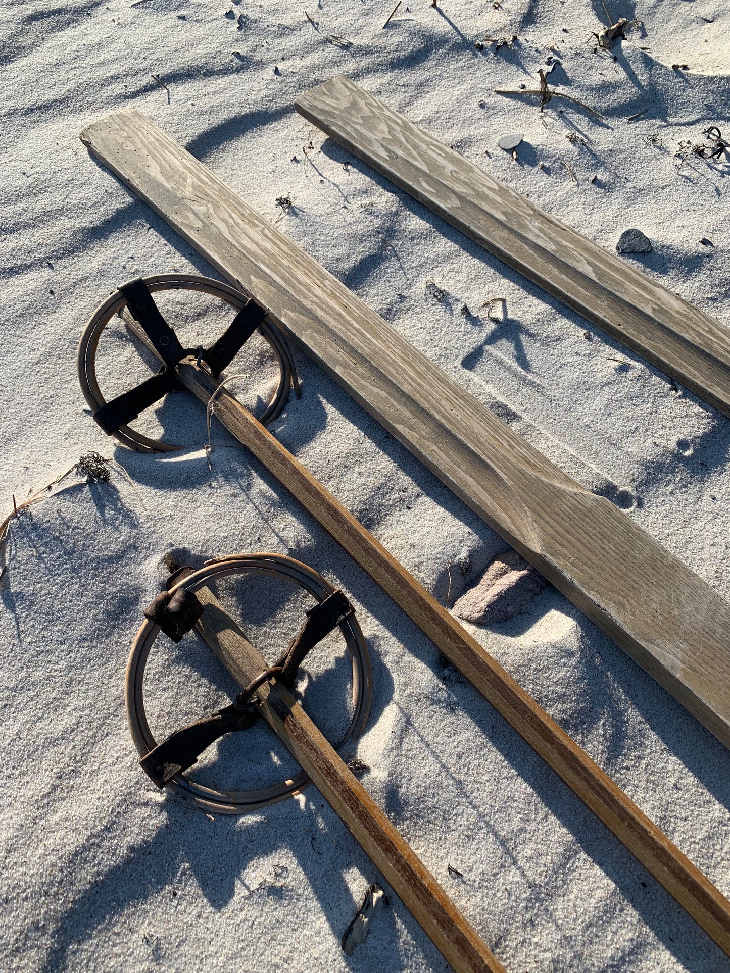 Gamle og dekorative ski med stave