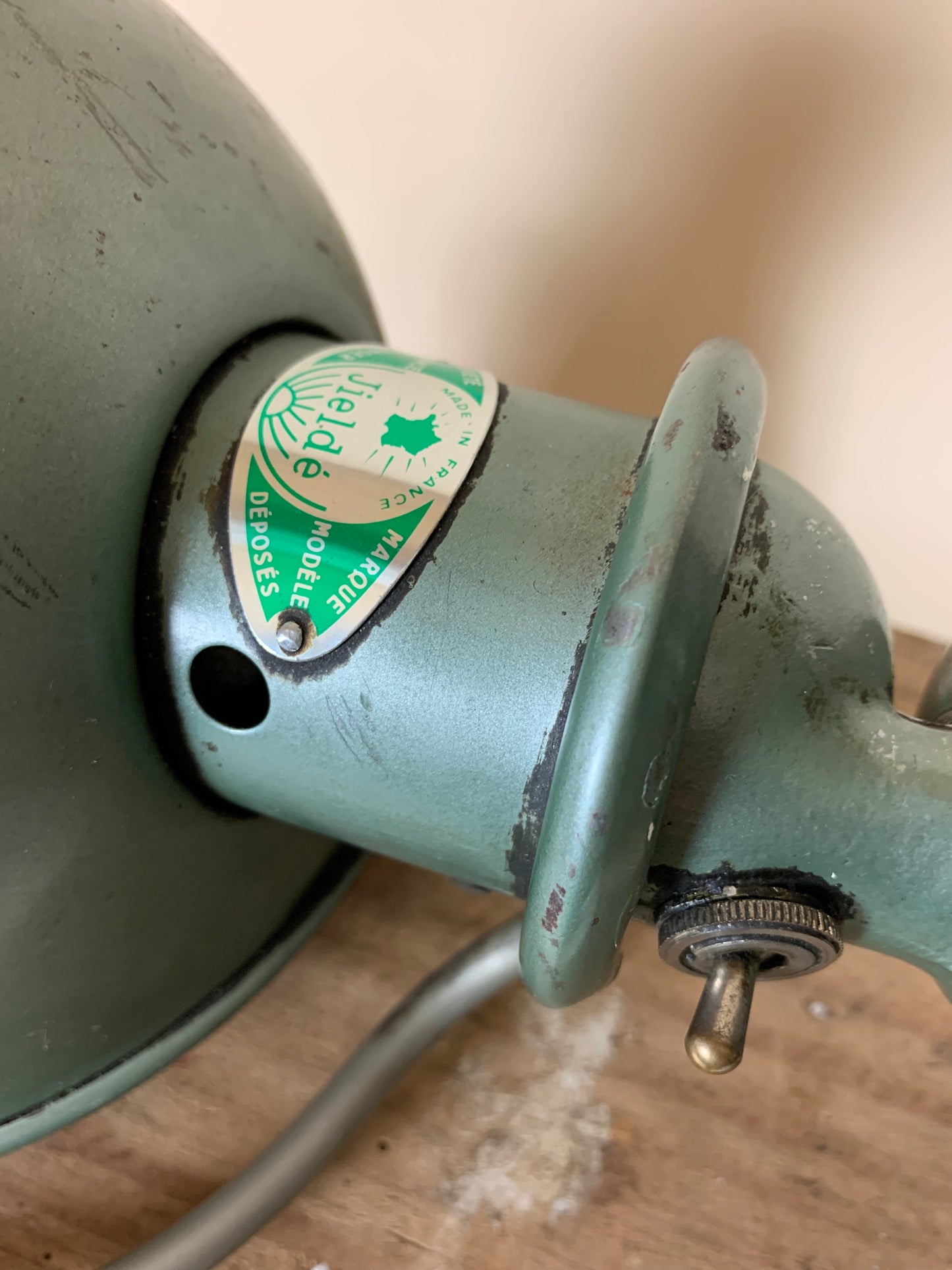 Grøn Jieldé væglampe med masser af patina