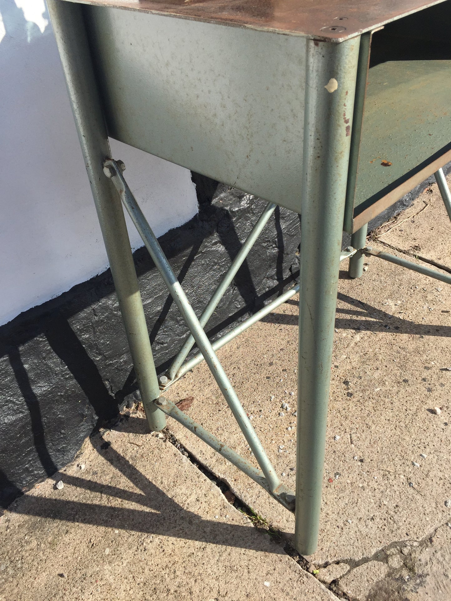 Lækkert industrielt bord med masser af skøn patina