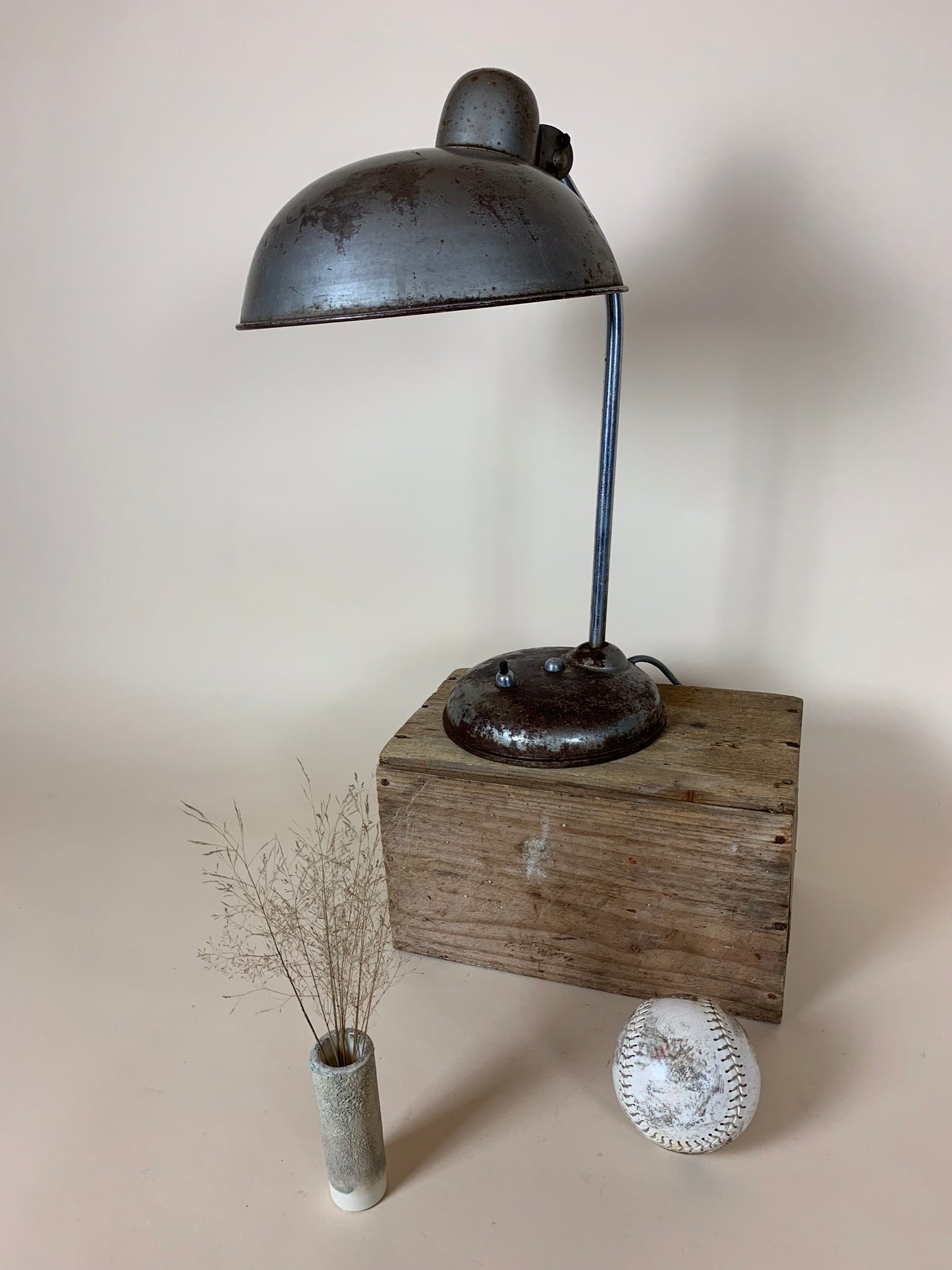 Helo bordlampe med masser af skøn patina