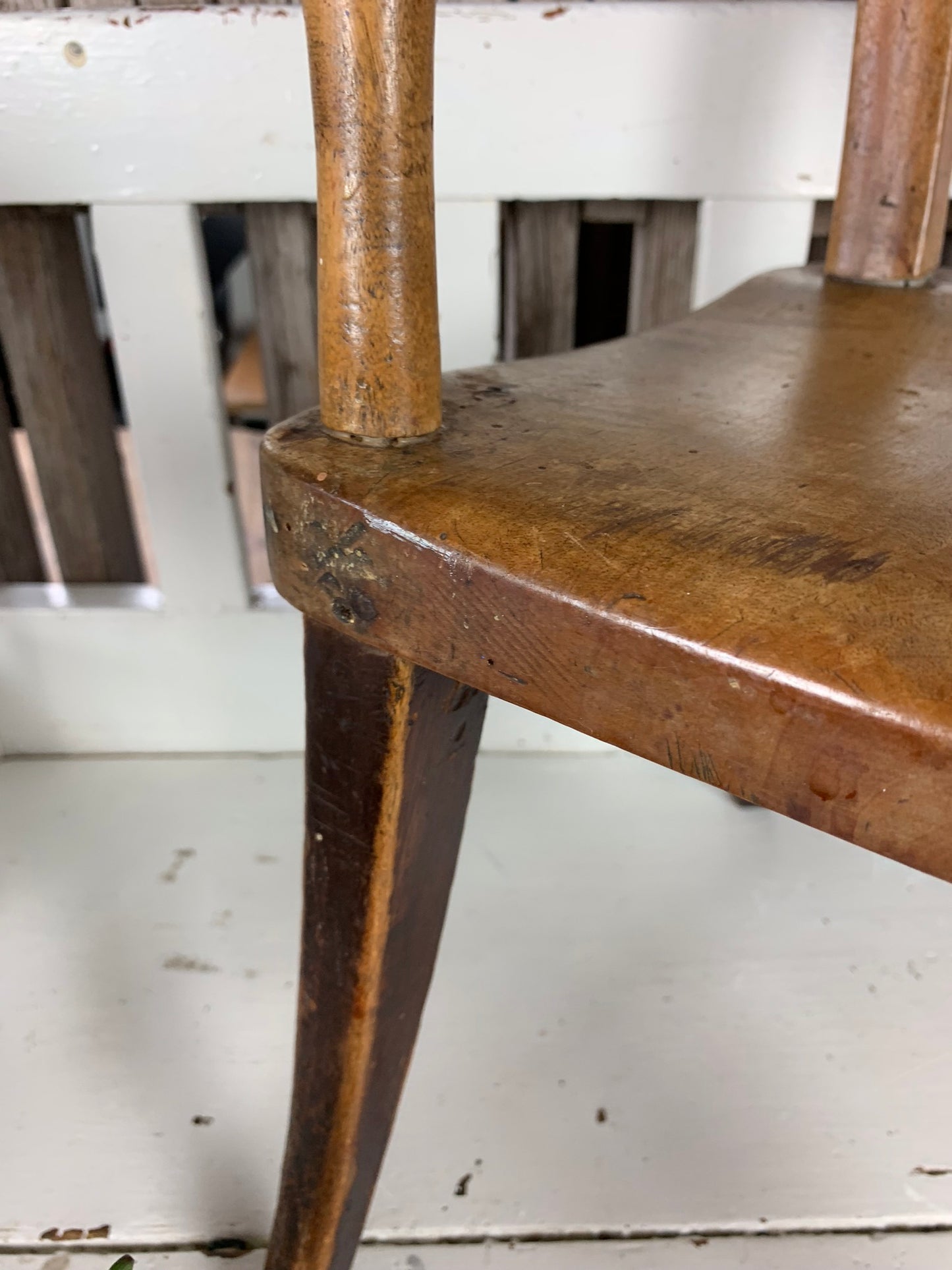 Meget gammel barnestol med skøn patina