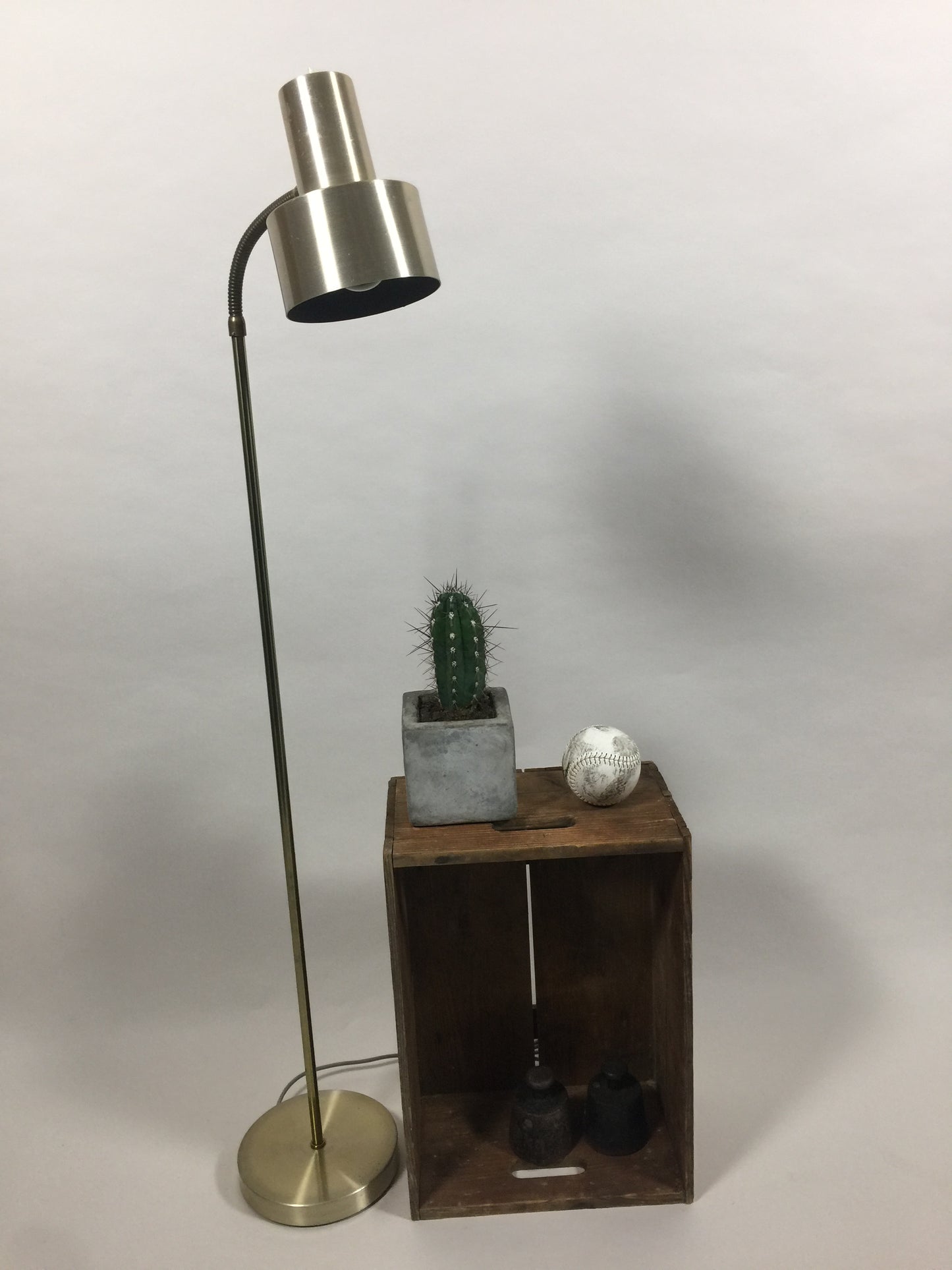 Enkel og fin messingfarvet gulvlampe