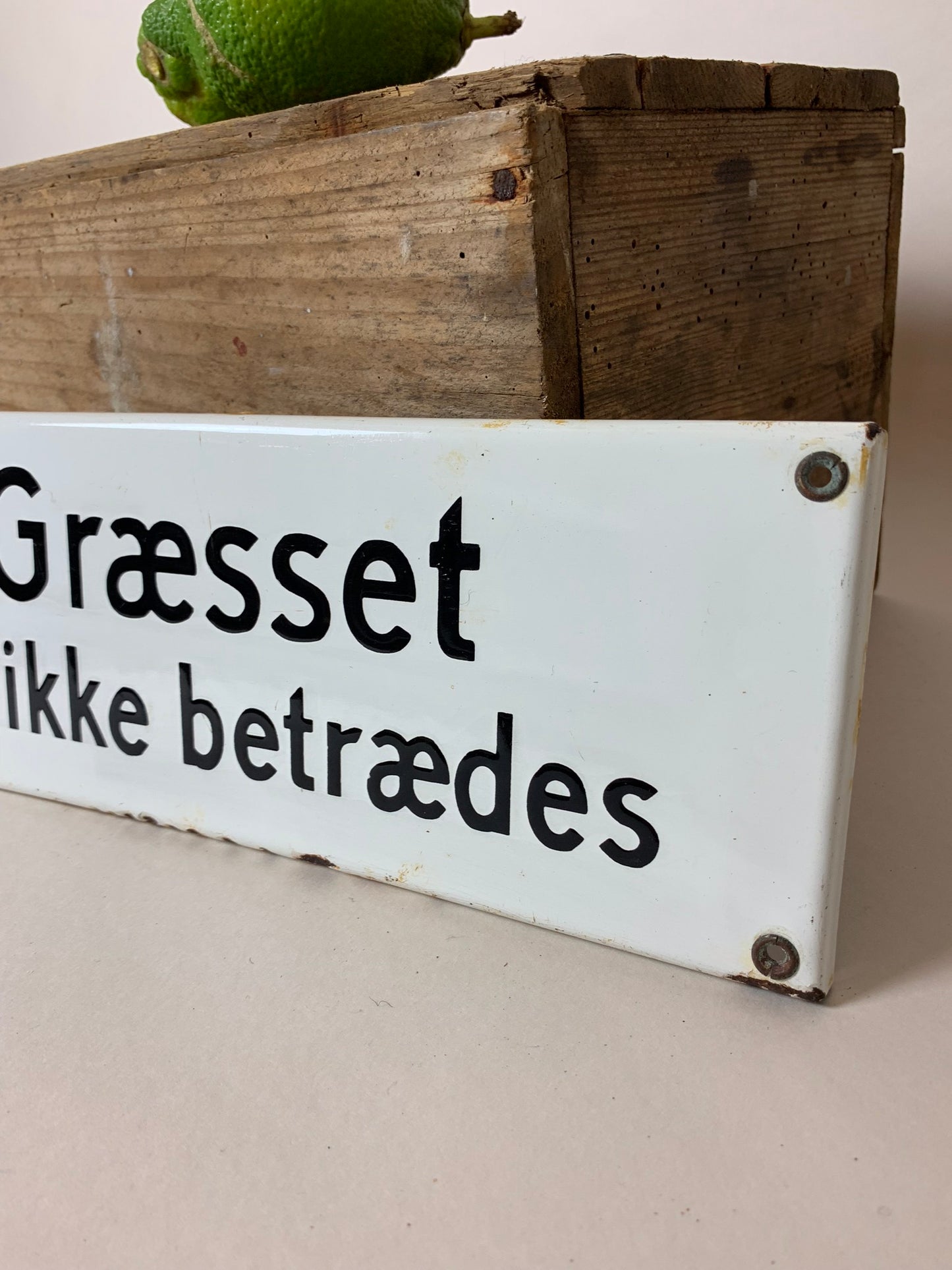 Fint gammelt emaljeskilt