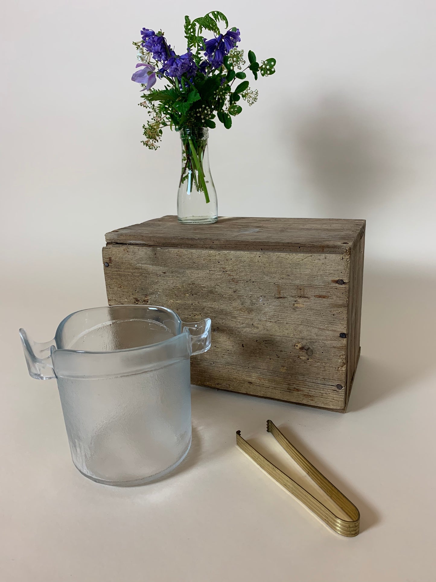 Isspand i matteret glas med tang