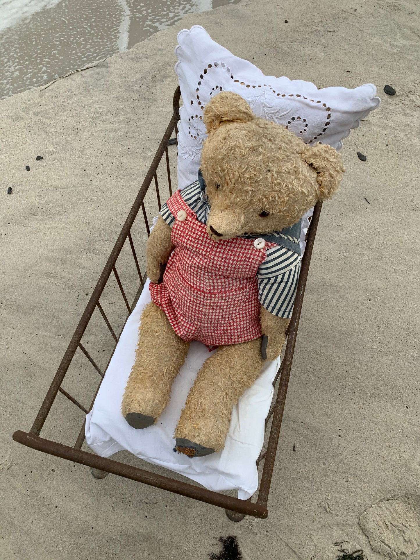 Skøn gammel bamse med seng - fra Frankrig