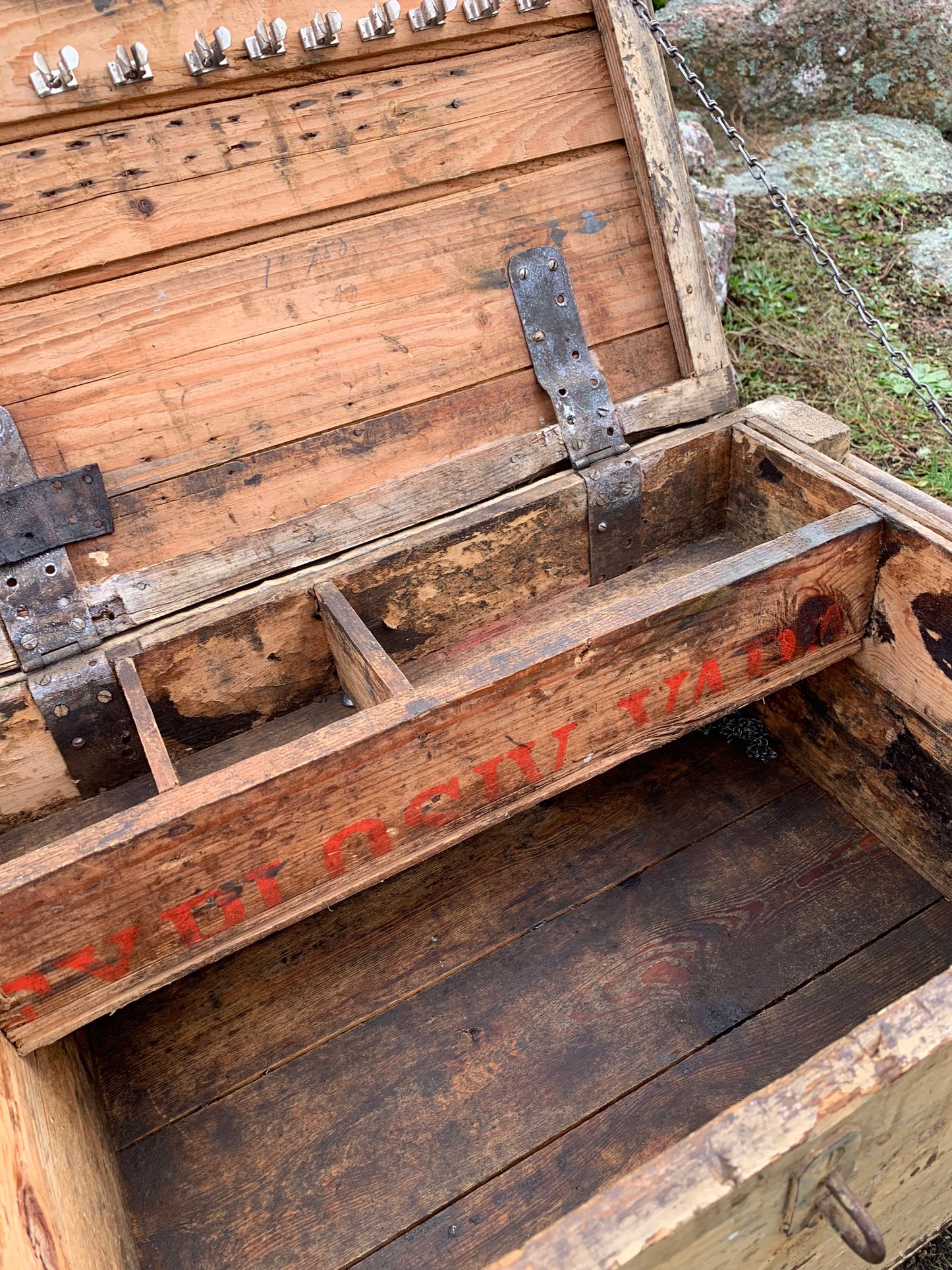 Værktøjskasse med metallåg og sjove detaljer