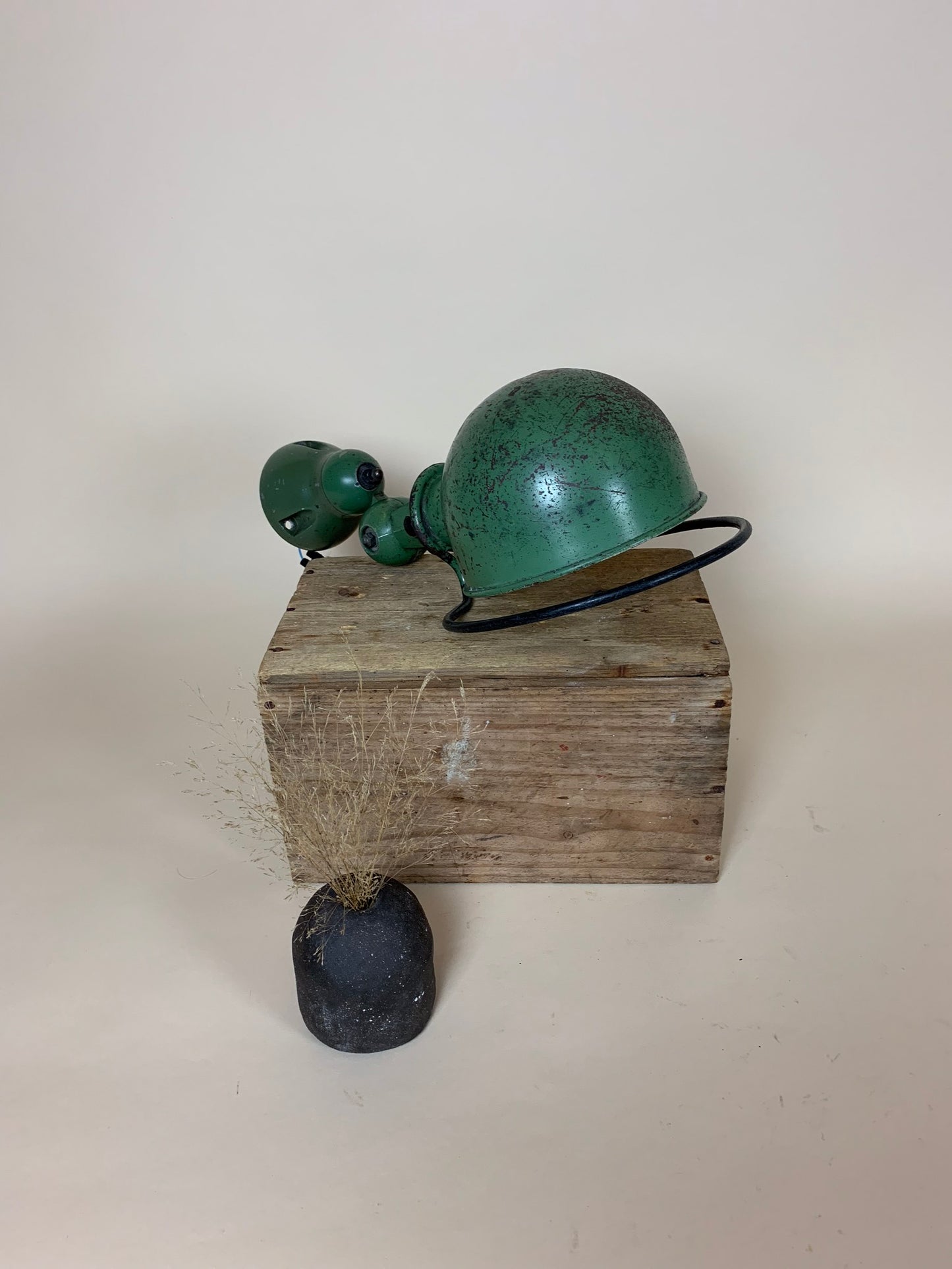 Grøn Jieldé lampe med masser af patina