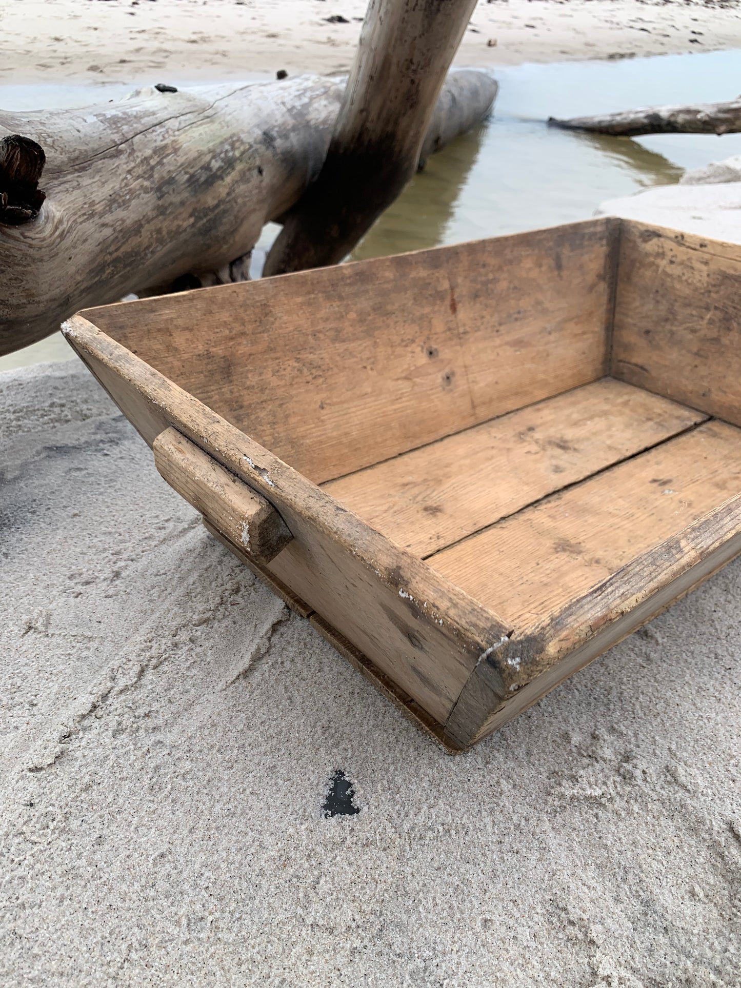 Trug i træ med greb