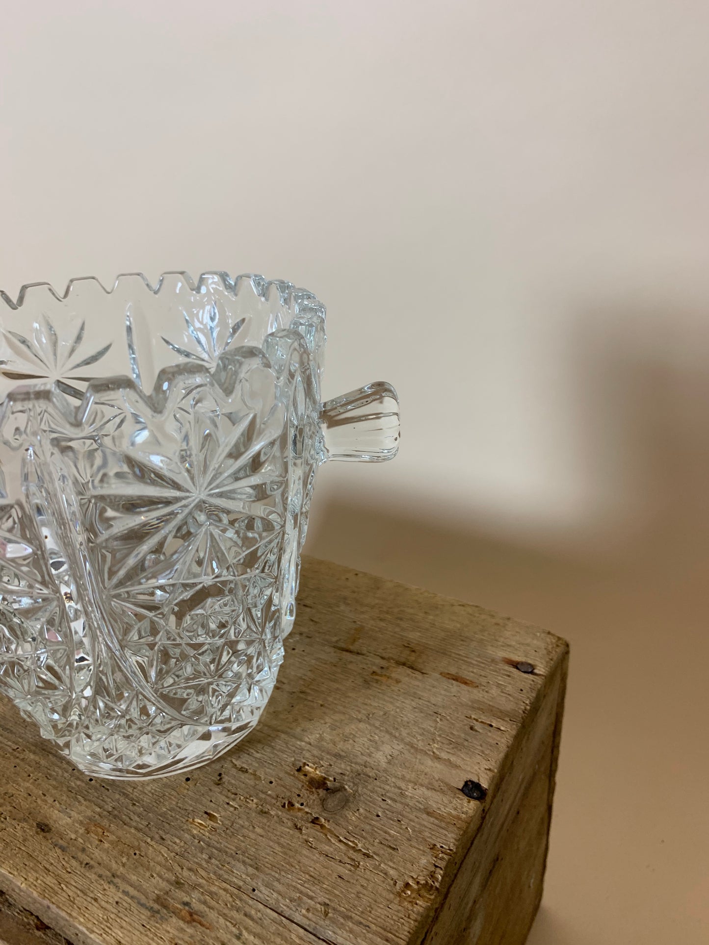 Isspand i glas med “ører”