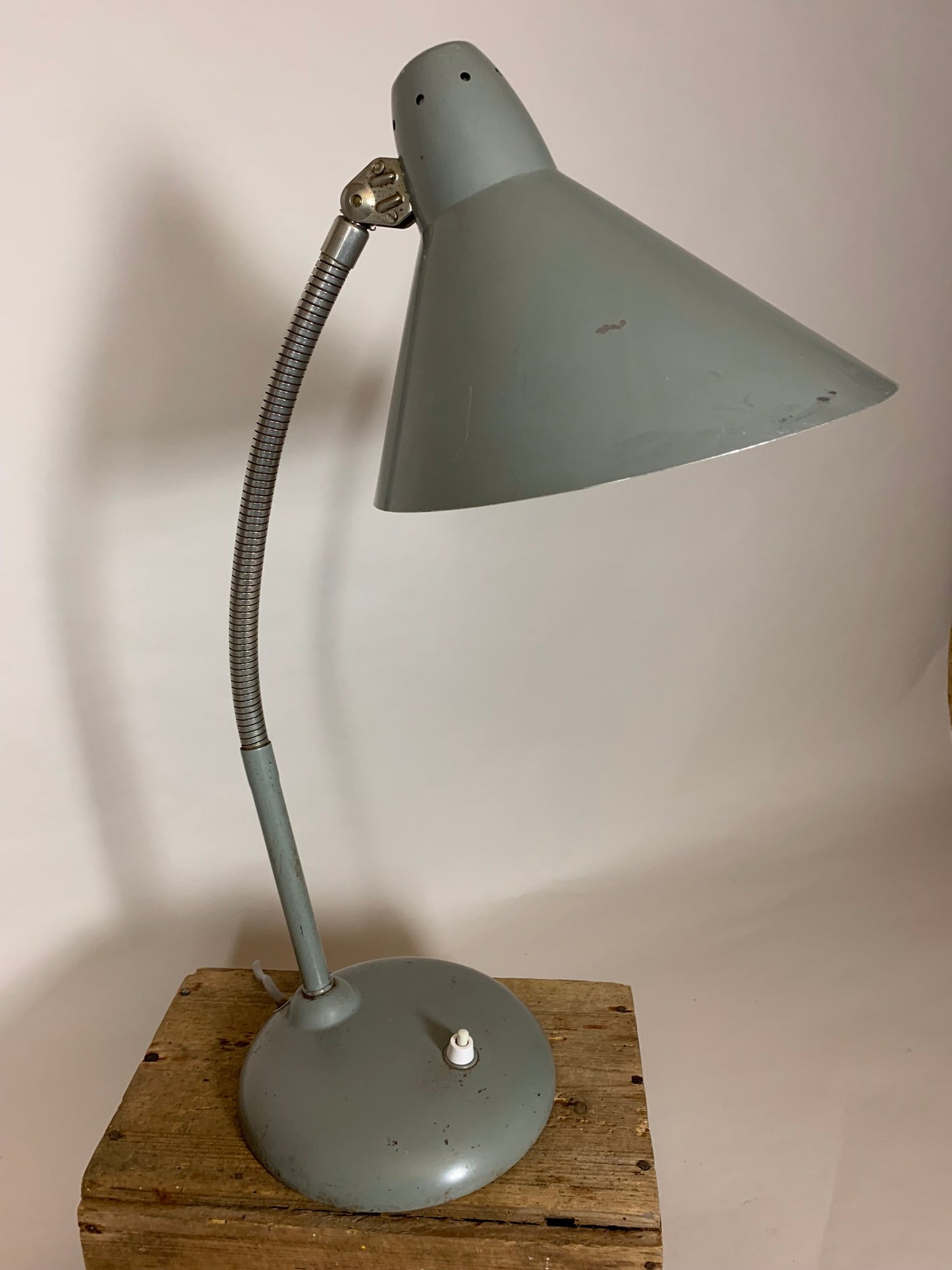 Sjov grå Hala vintagelampe med flexarm