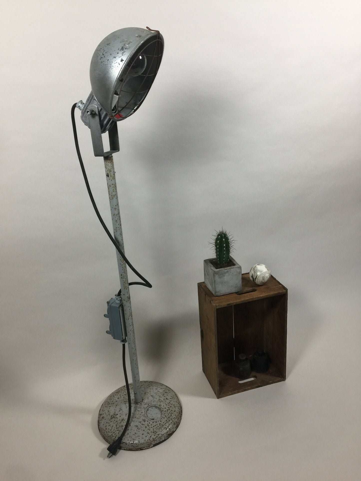 Industriel og rå gulvlampe