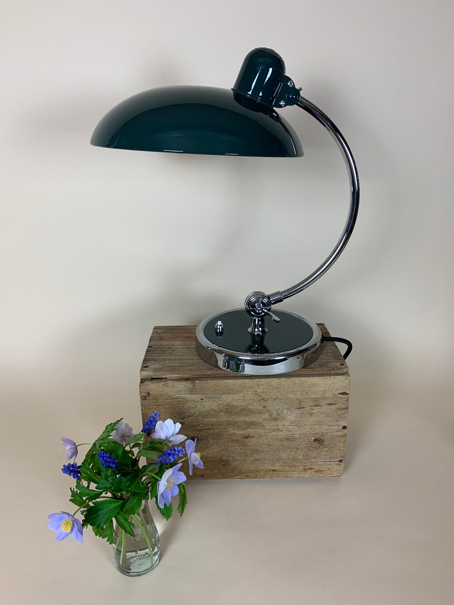 Kaiser Idell 6631 bordlampe i mørk grøn