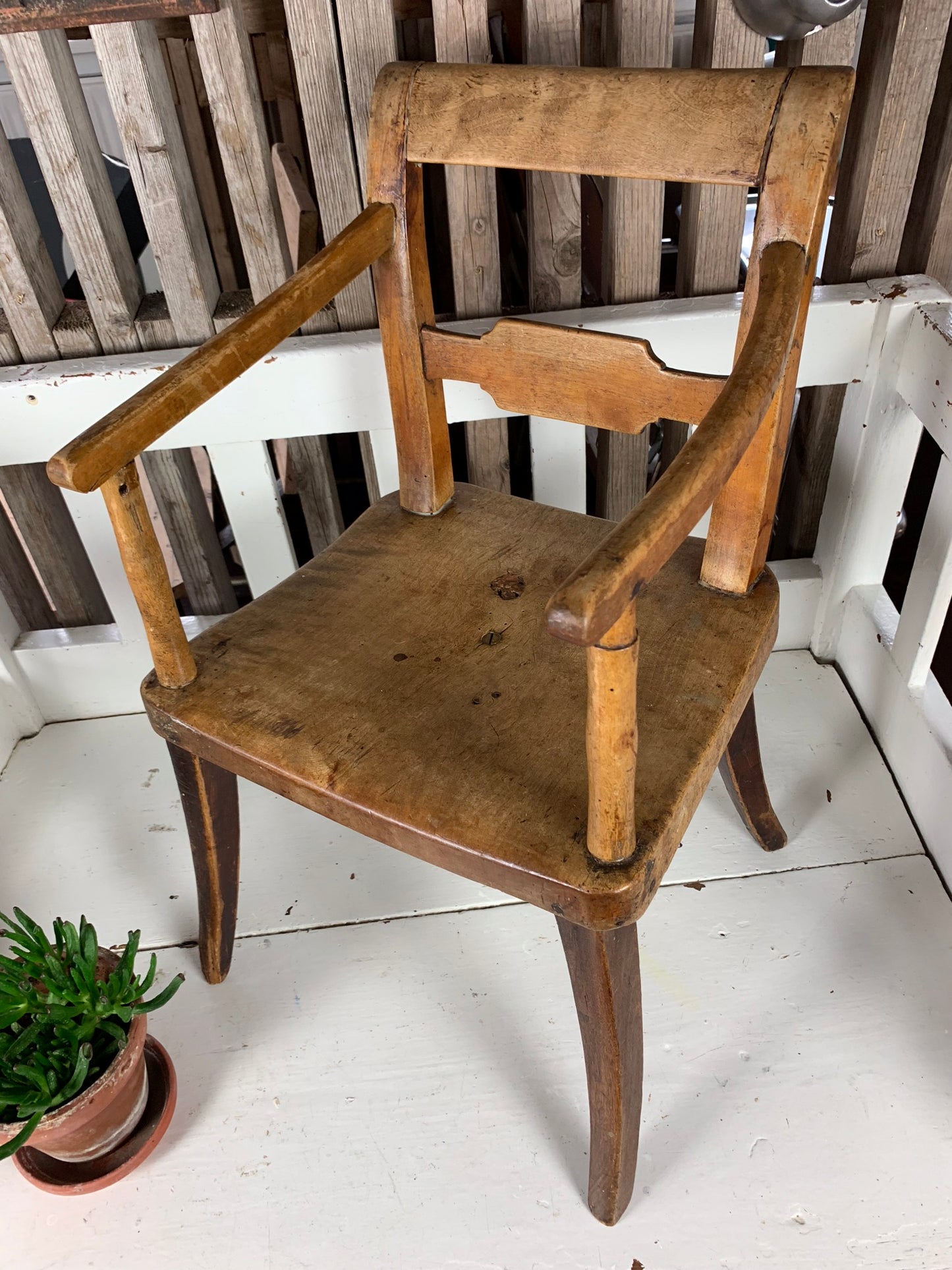Meget gammel barnestol med skøn patina
