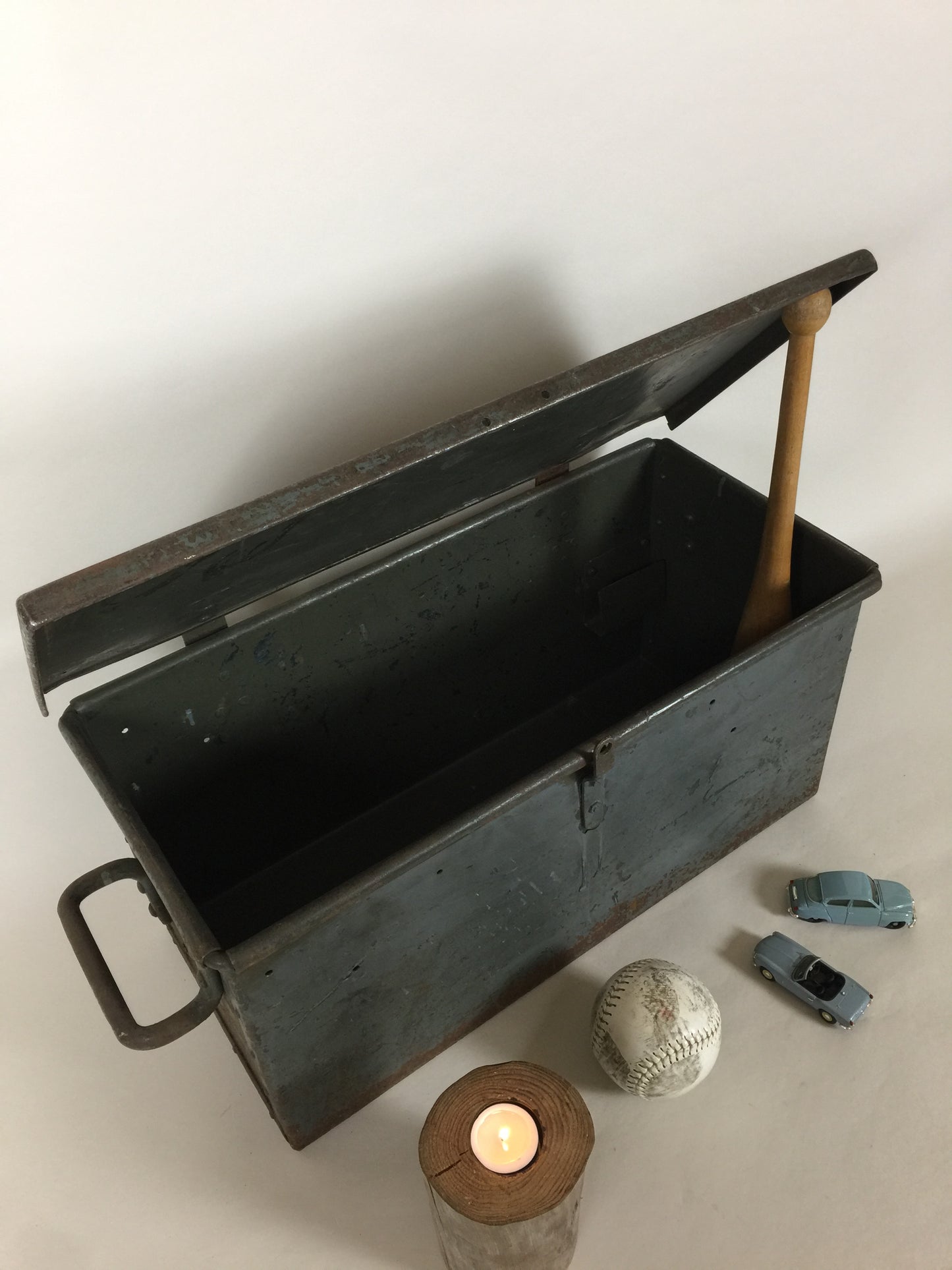 Fin gammel Metalkasse med sjove detaljer