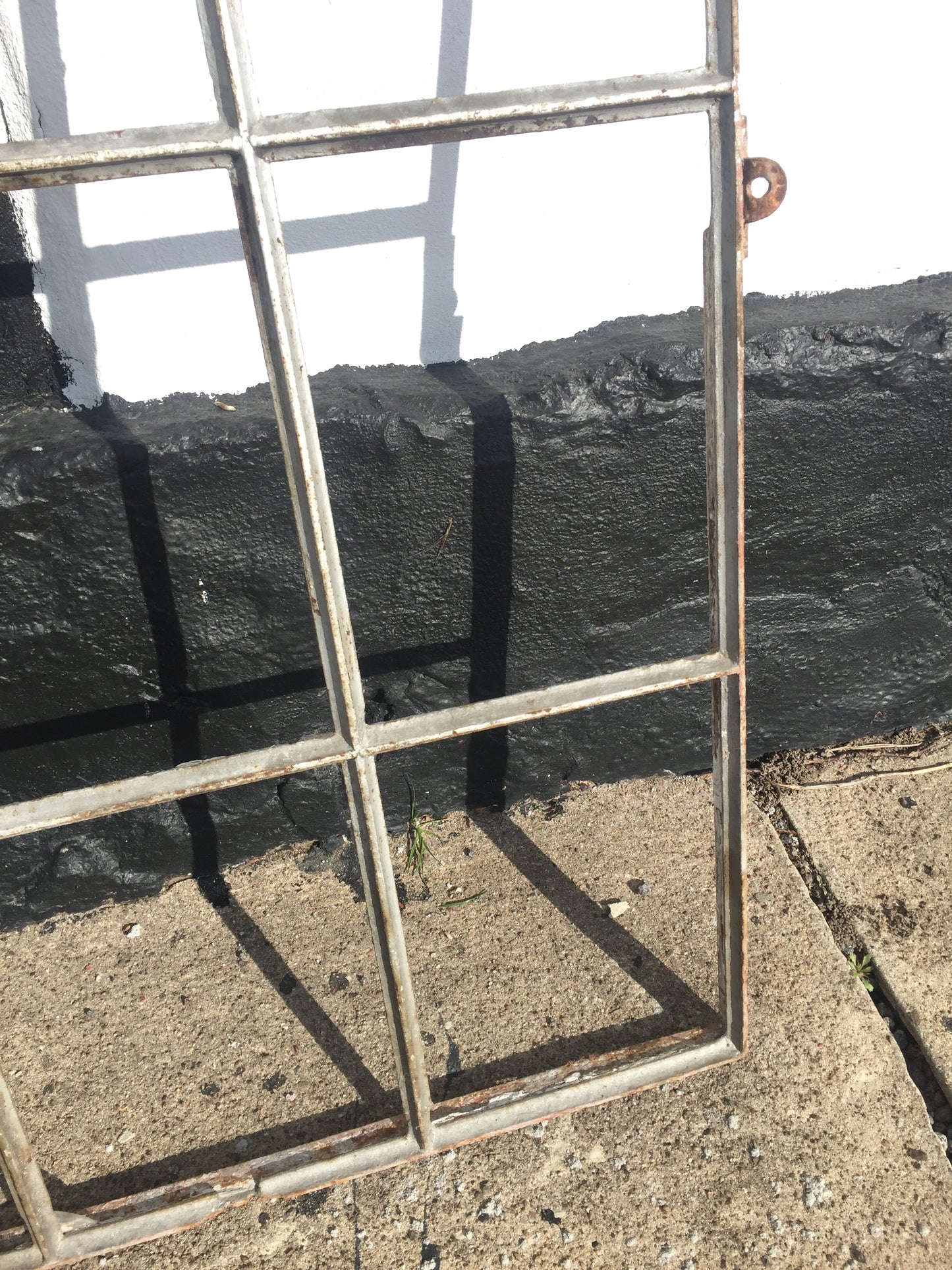 Industrielt vindue fra gammel fabrik (uden glas)