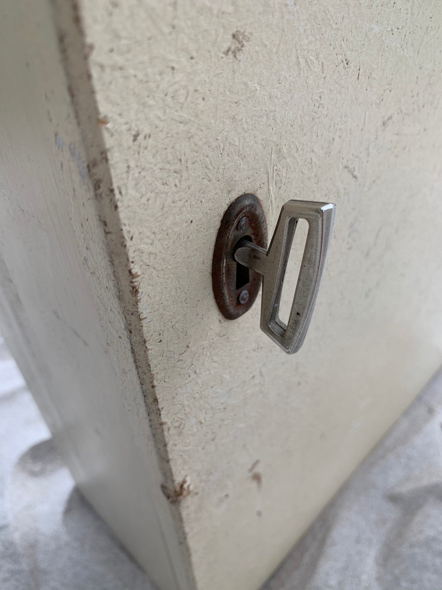 Røde kors skab med skuffe indeni