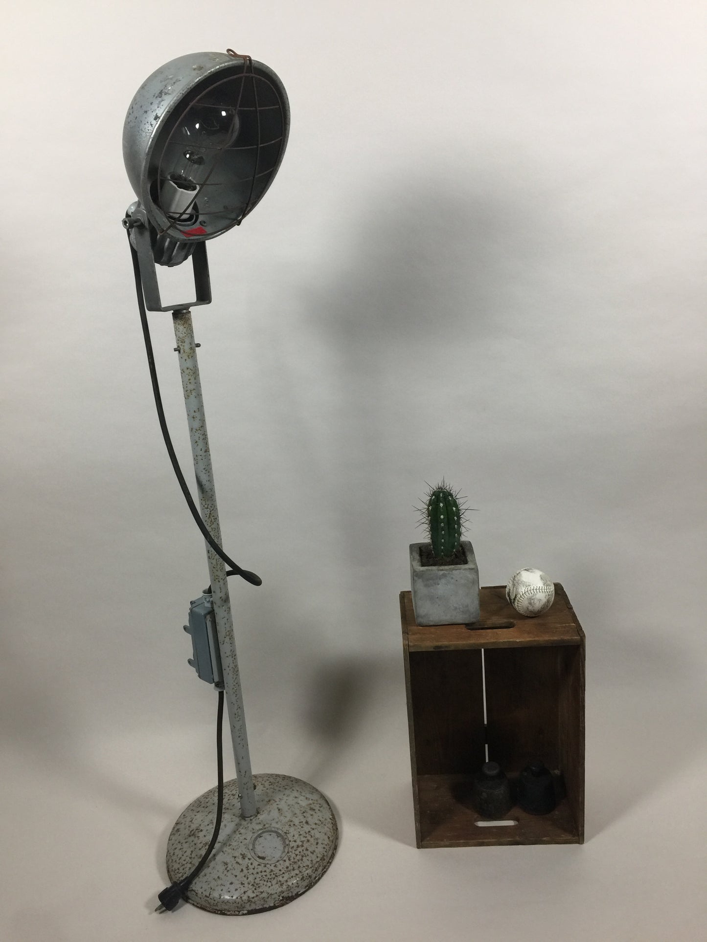 Industriel og rå gulvlampe