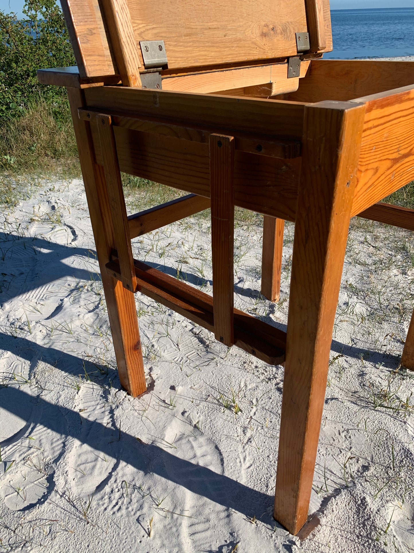 Skolebord med plads til opbevaring