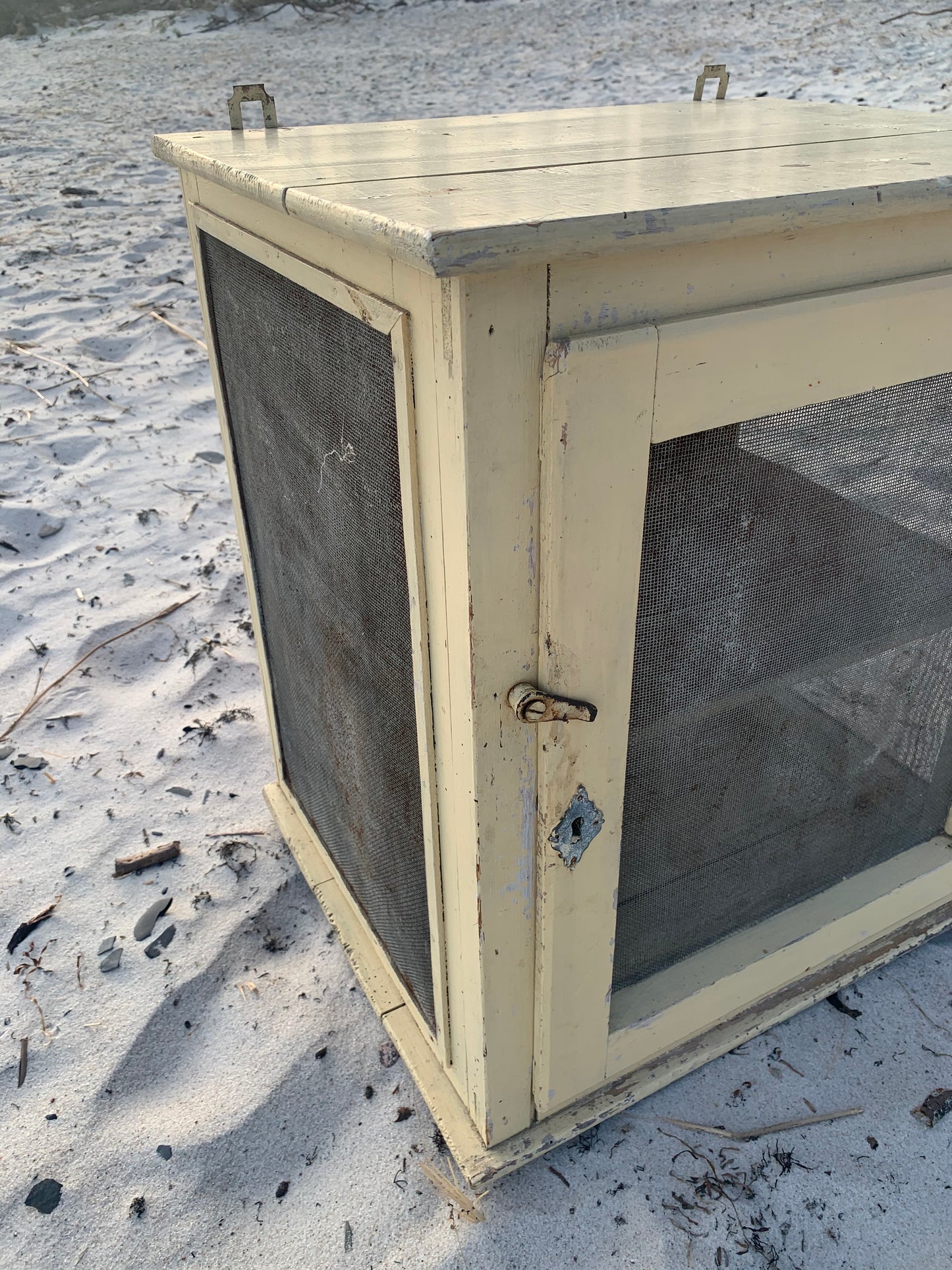 Skønt flueskab med patina