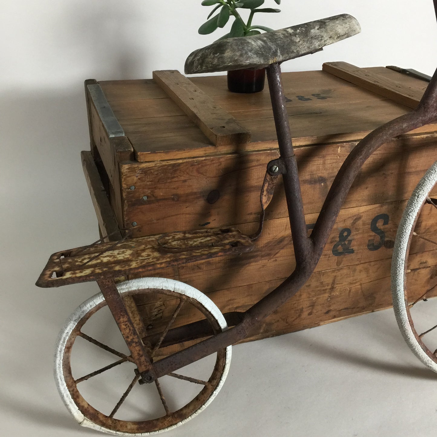 Dekorativ børnecykel med masser af patina