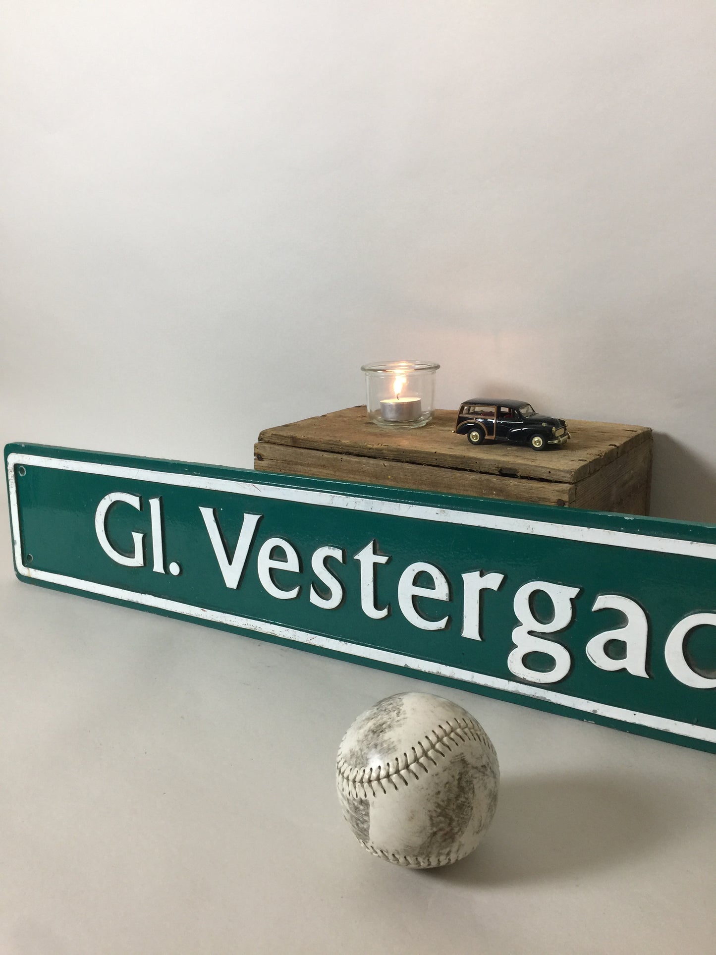 Slingrer ned ad Vestergade - Fint grønt vejskilt