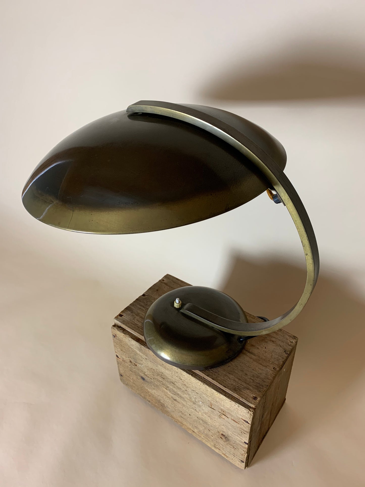 Gleibo lampe af Egon Hillebrand i mørkpoleret messing