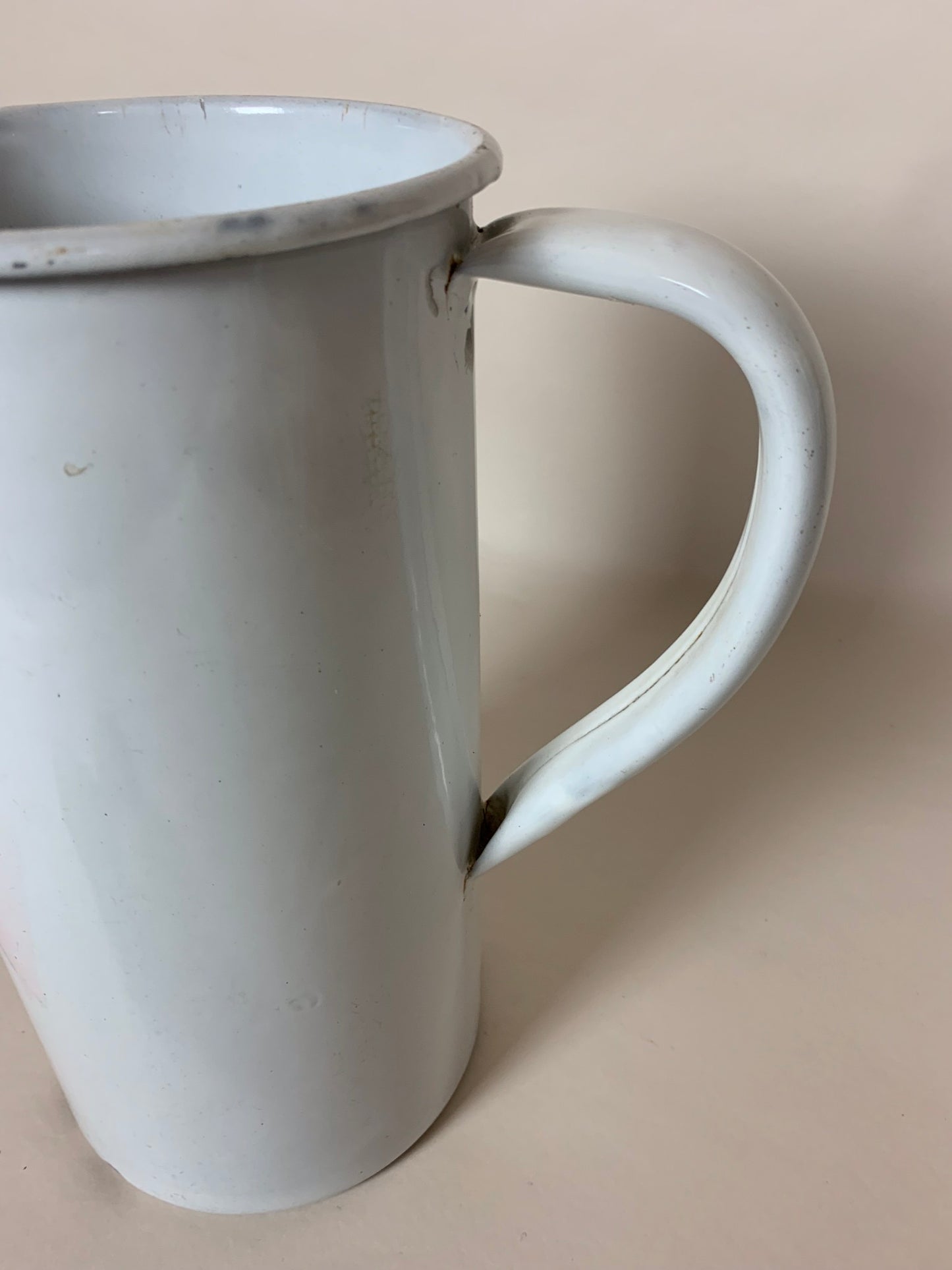 Stor hvid emaljekande med lækker patina