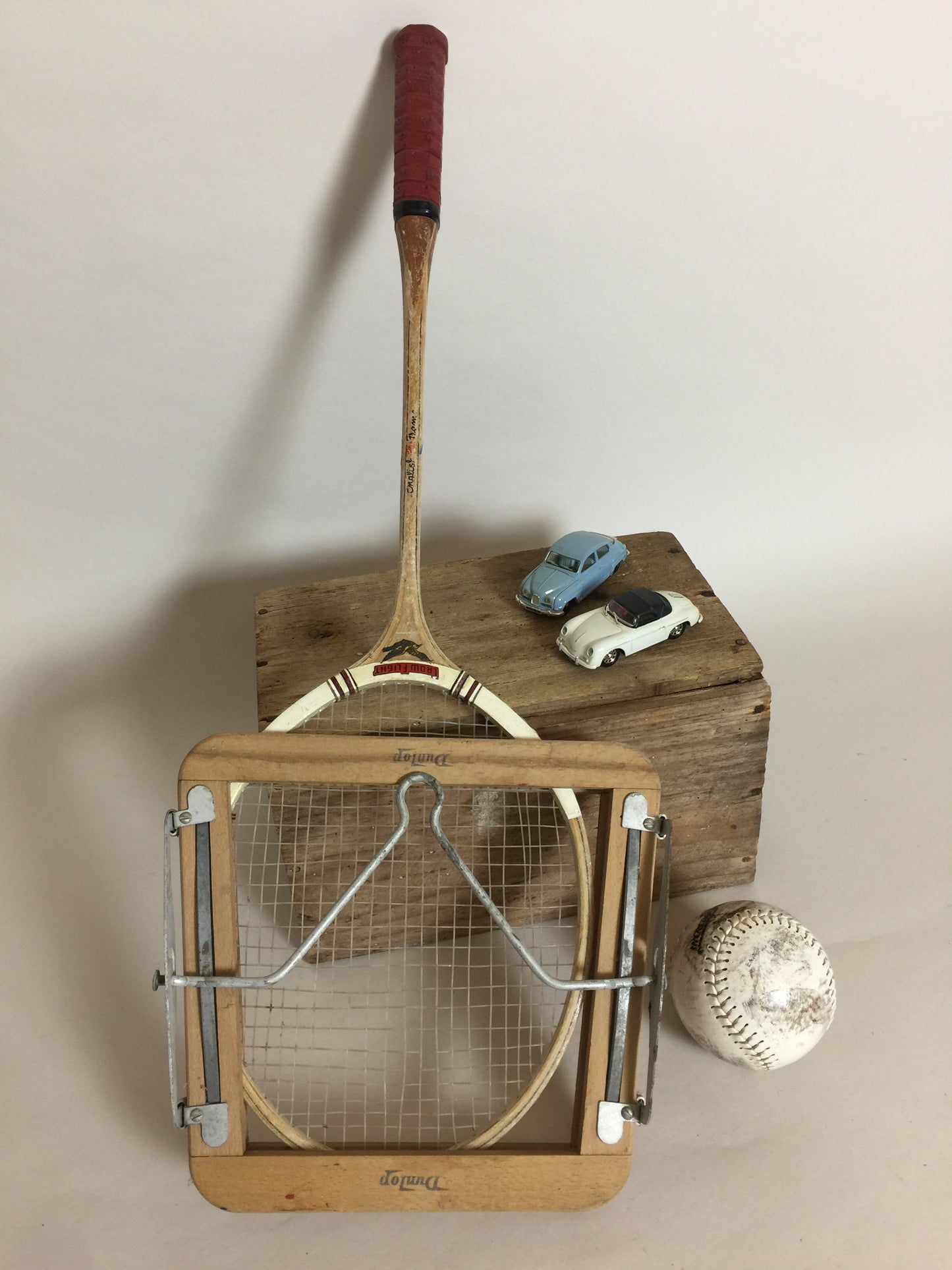 Gammel og dekorativ badmintonketcher med ramme