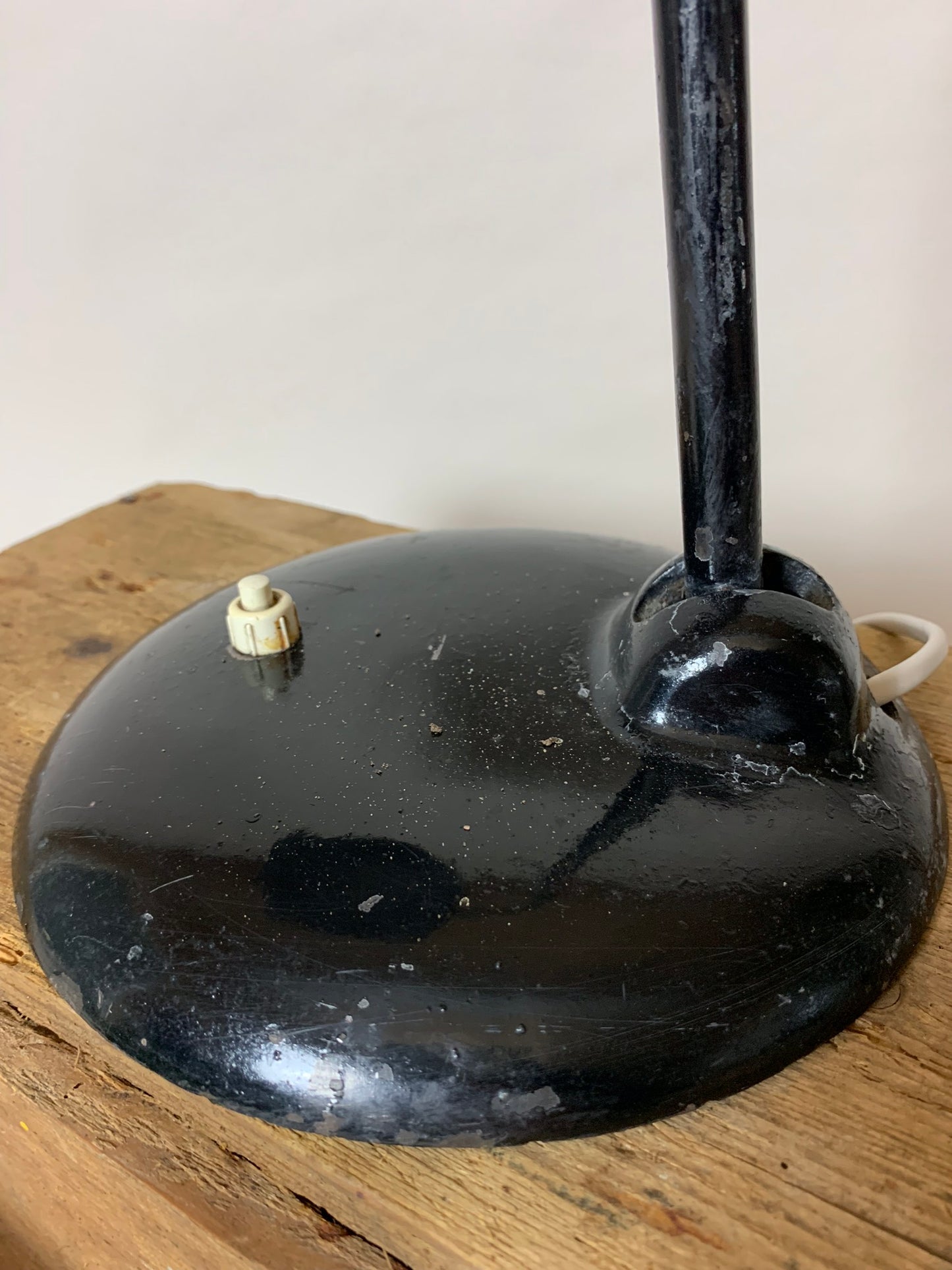 Rå Escolux vintagelampe med patina