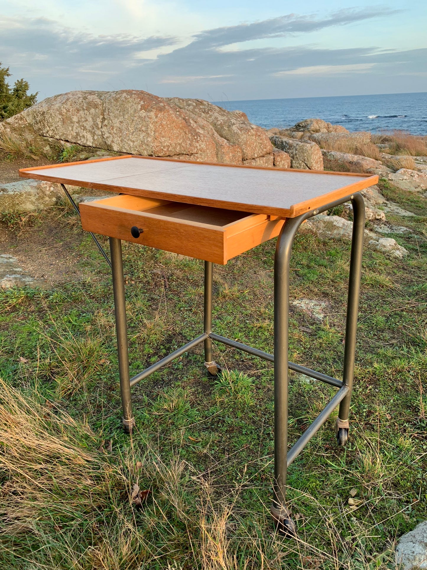 Skønt rullebord med skuffe