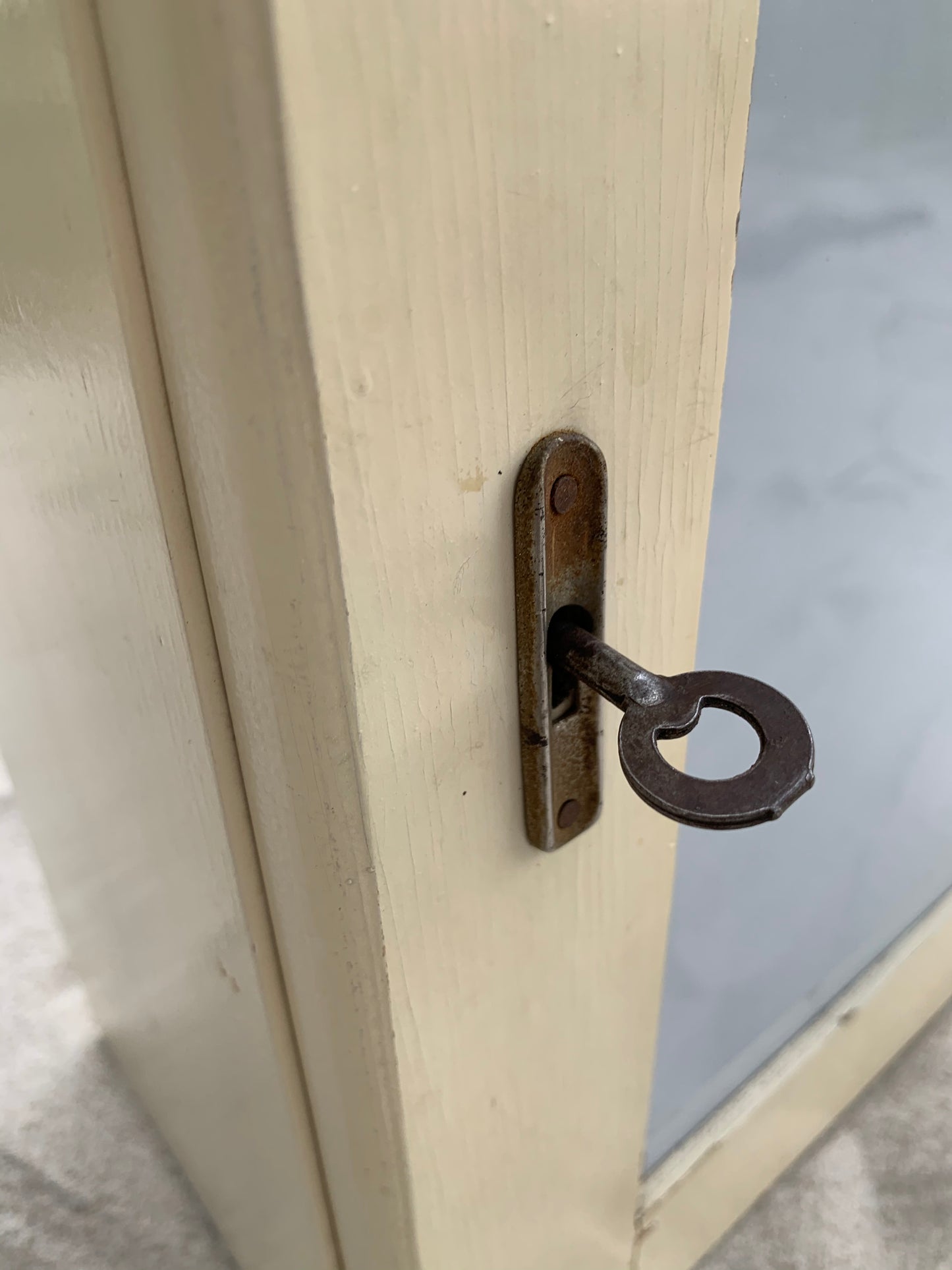 Medicinskab med glashylder