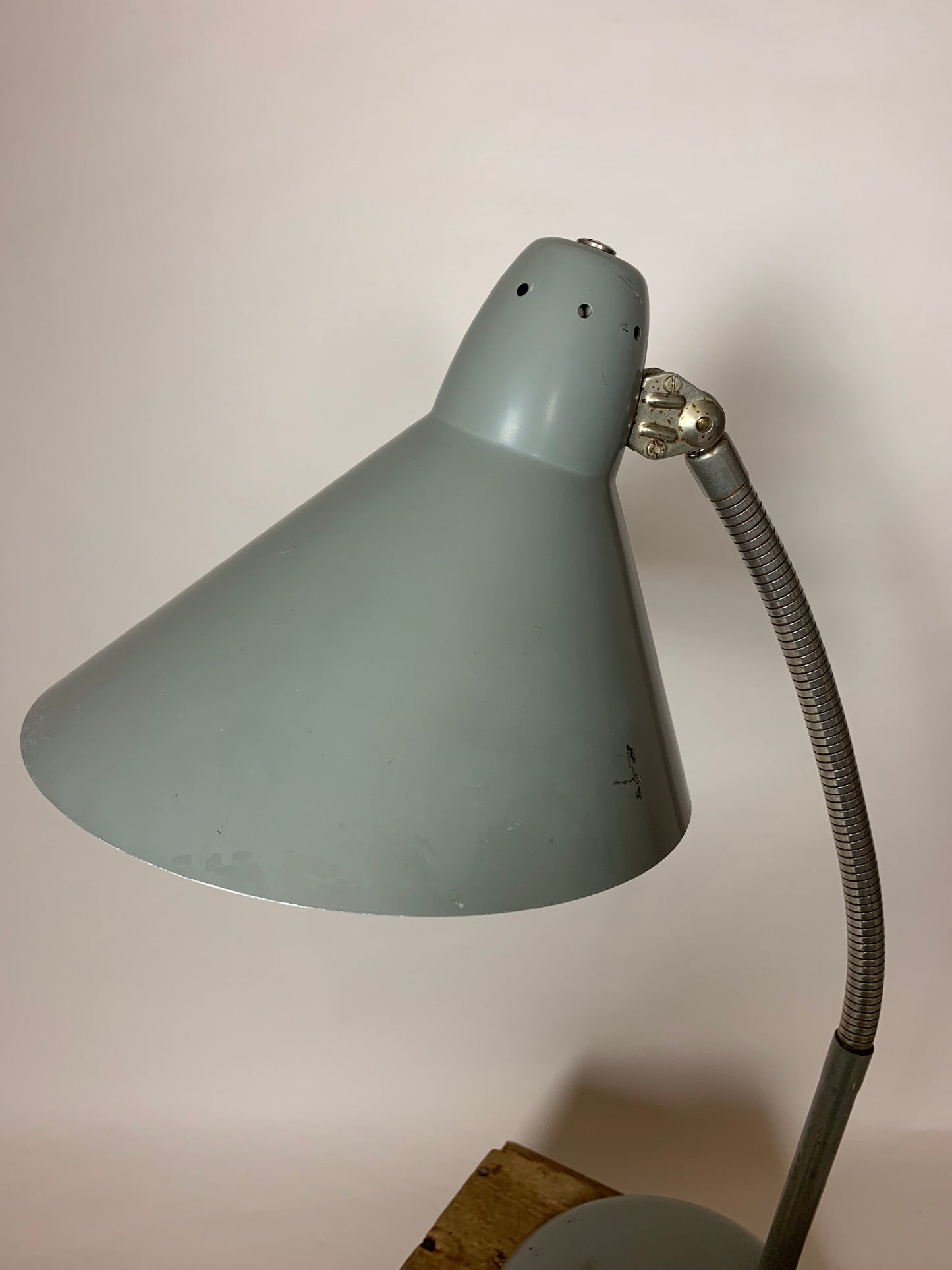 Sjov grå Hala vintagelampe med flexarm