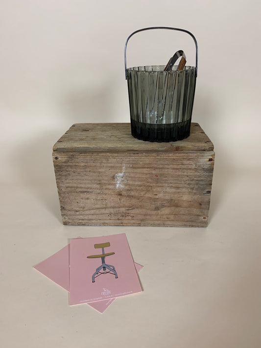 Isspand i røgfarvet glas med tang
