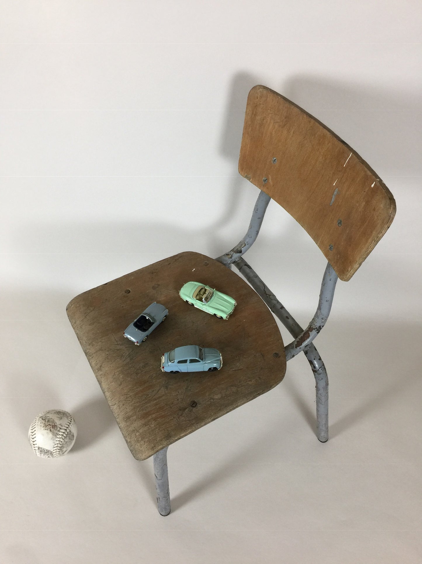 Rå børnestol med masser af patina