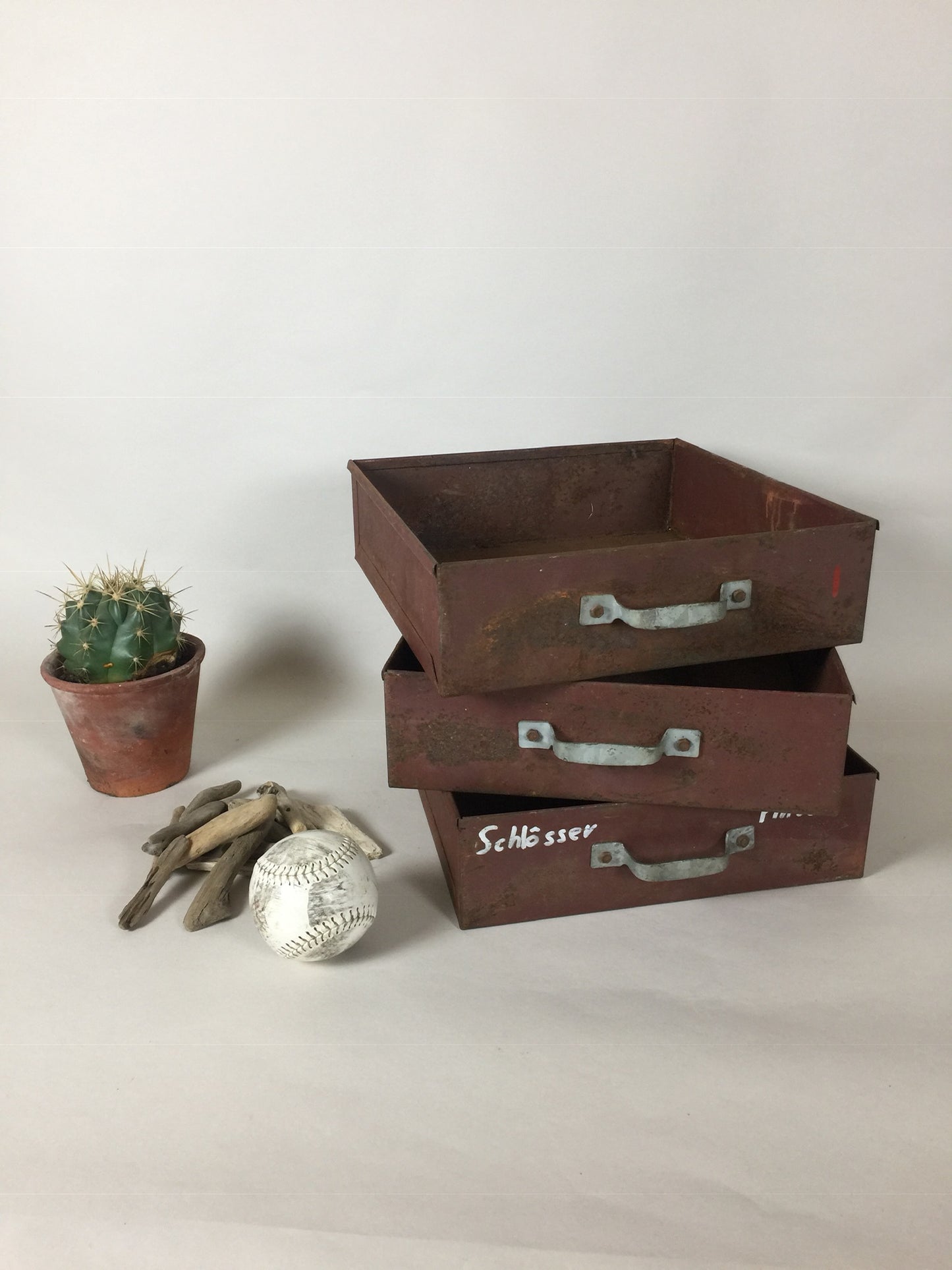 Metalkasse med greb (Prisen er pr. stk.)