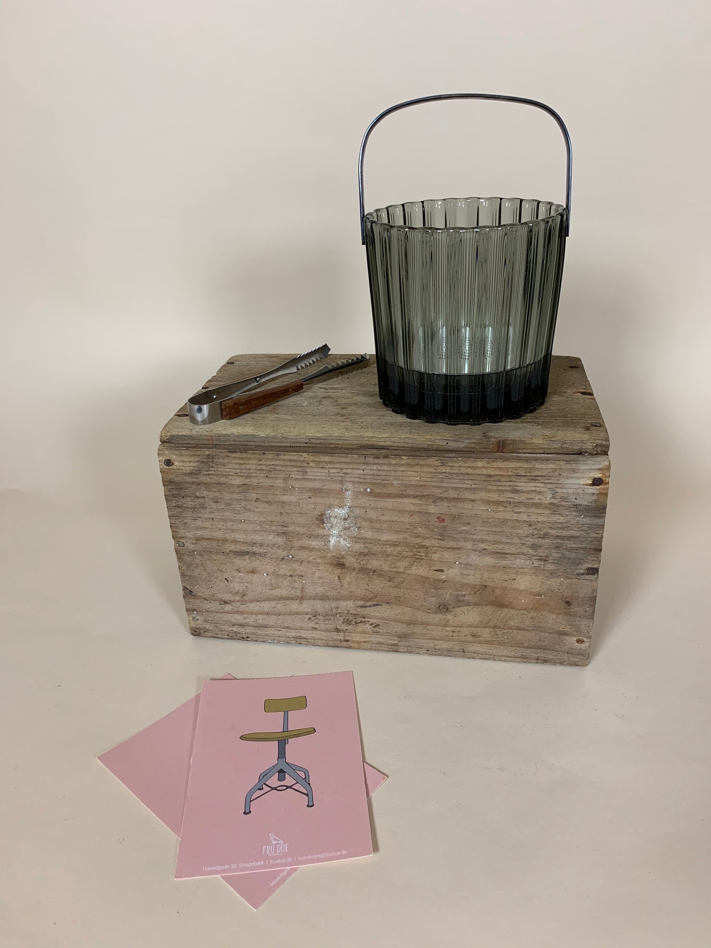 Isspand i røgfarvet glas med tang