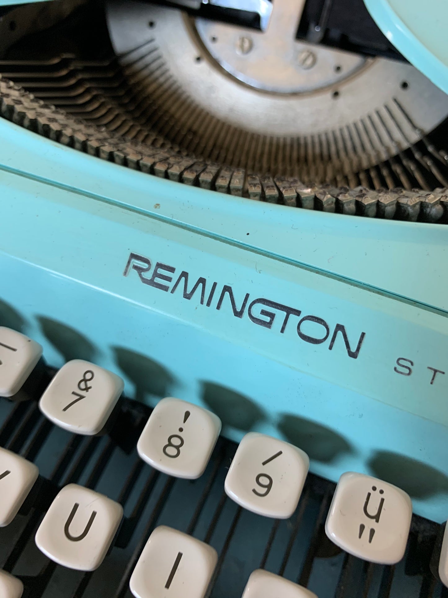 Skrivemaskine i lyseblå fra Remington