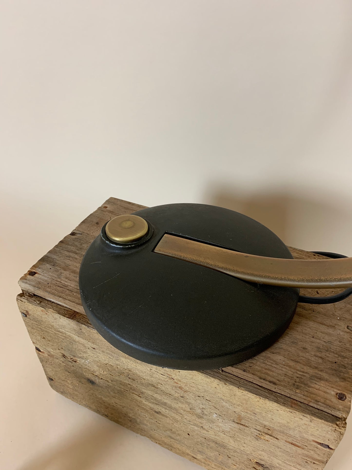 Egon Hillebrand messinglampe med sort fod