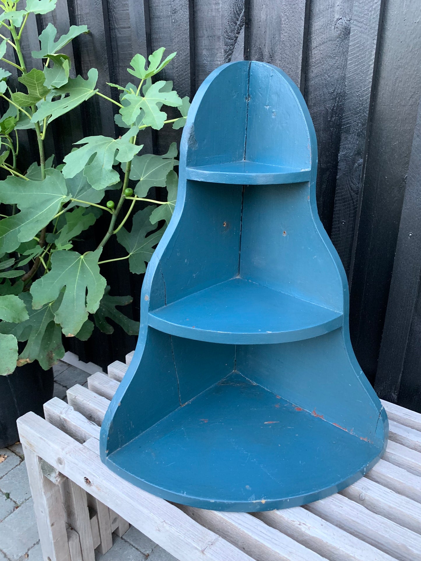 Hjørnehylde med patina