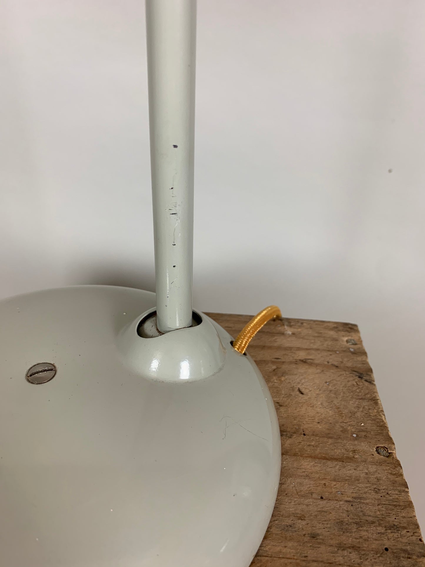 Grå Hala bordlampe med skønne bløde linier