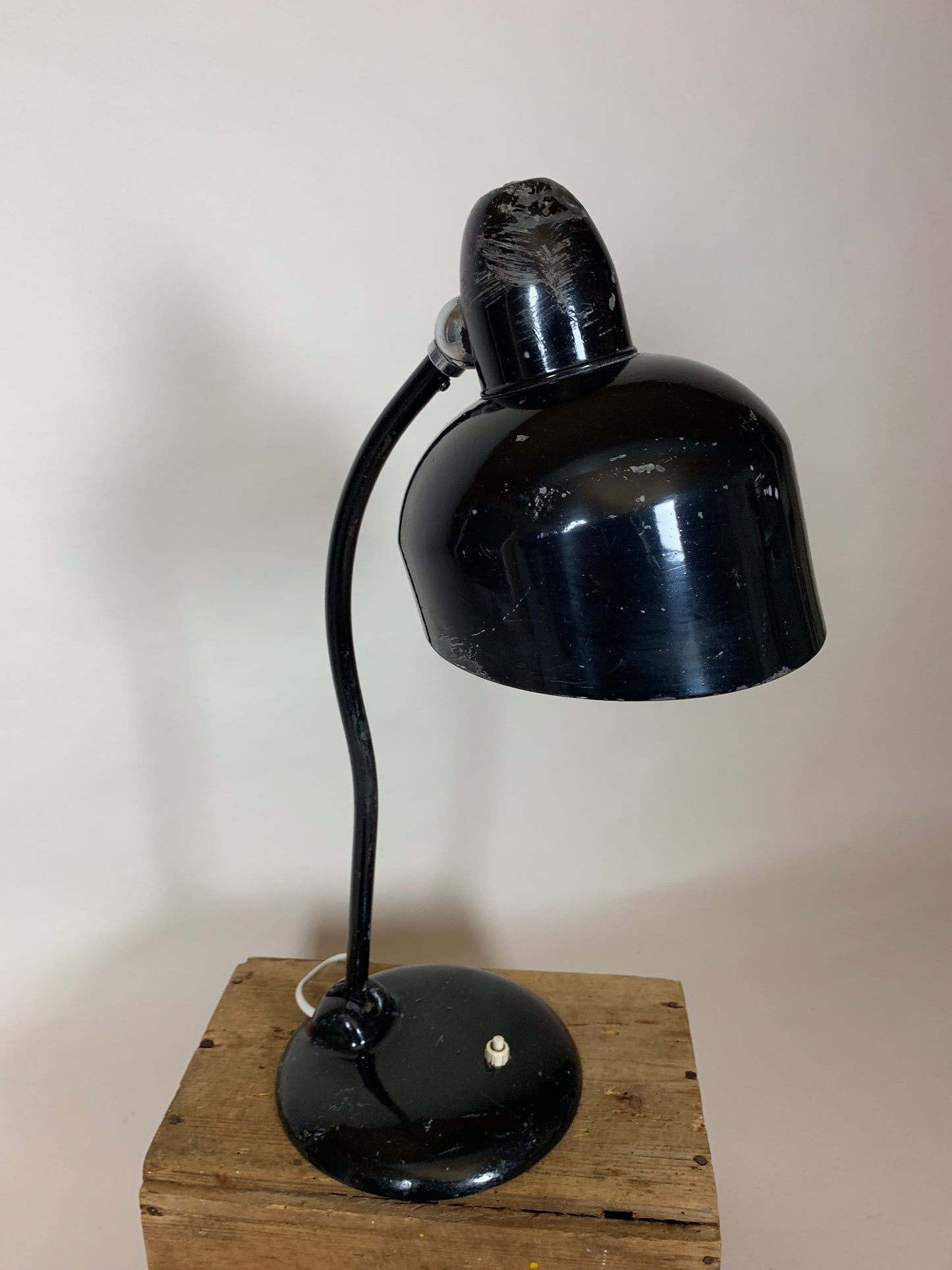 Rå Escolux vintagelampe med patina