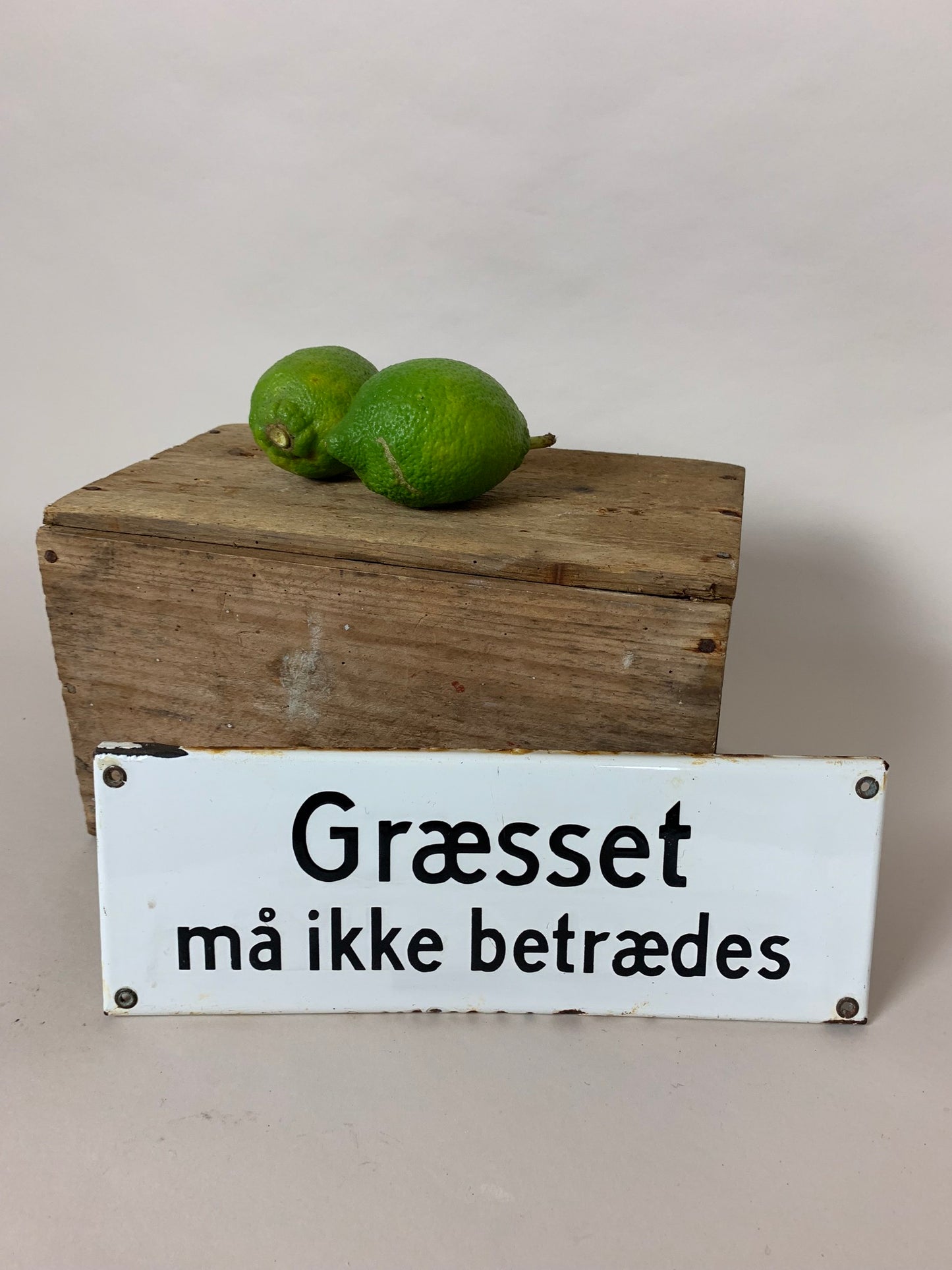 Fint gammelt emaljeskilt