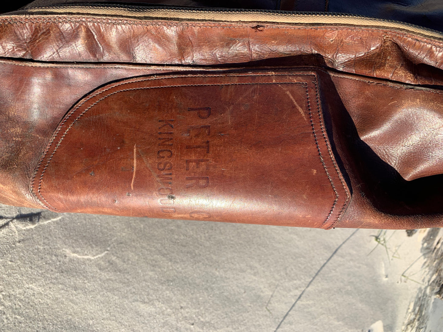 Gammel golfbag i læder med to gamle køller