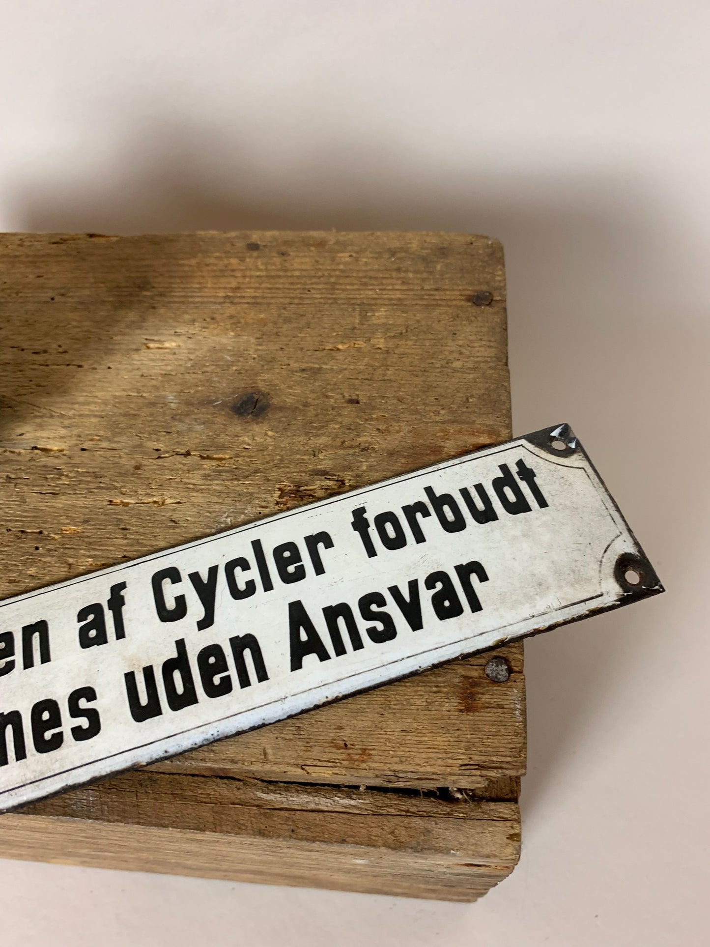 Gammelt og sjovt emaljeskilt