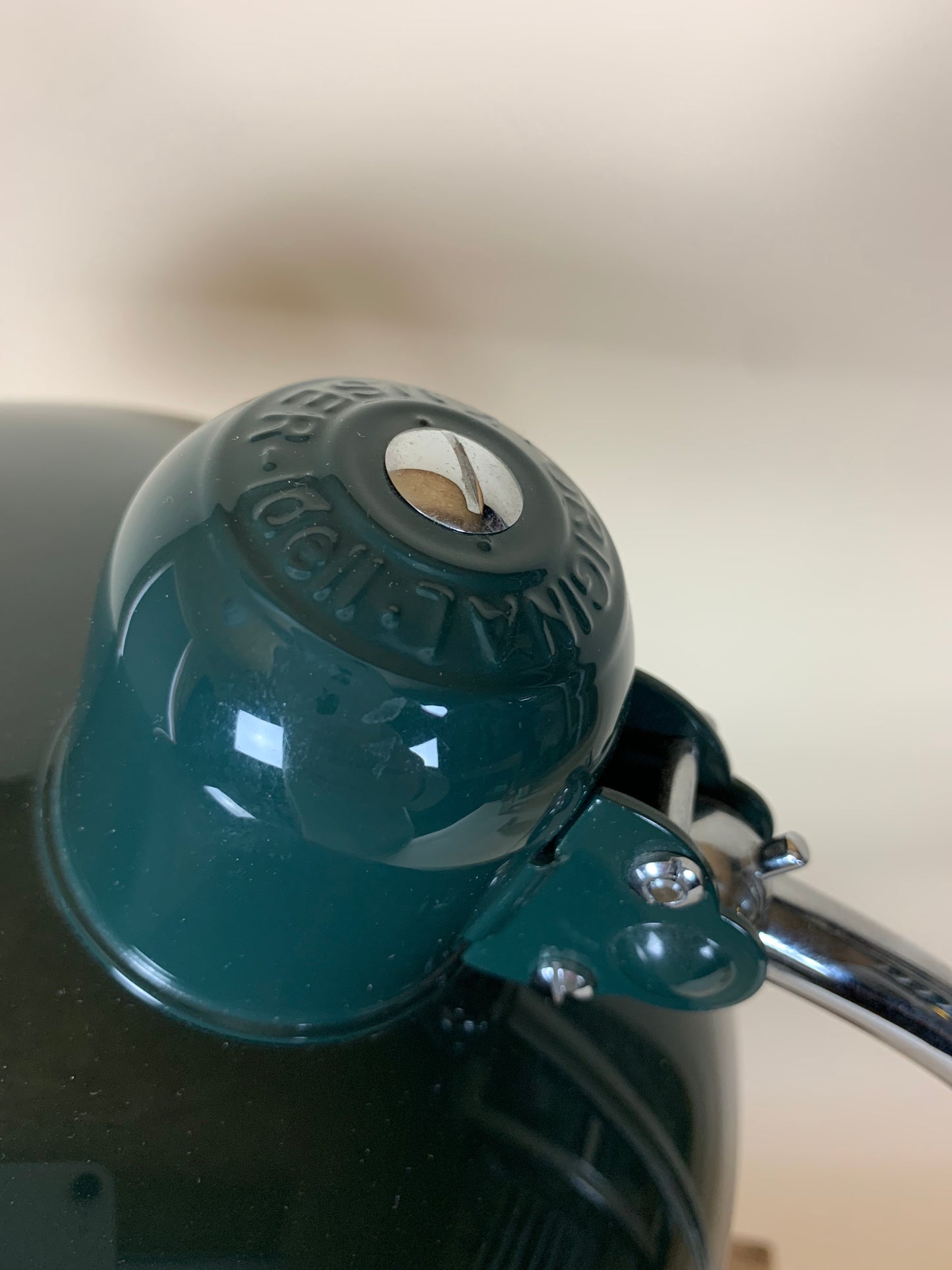 Kaiser Idell 6631 bordlampe i mørk grøn