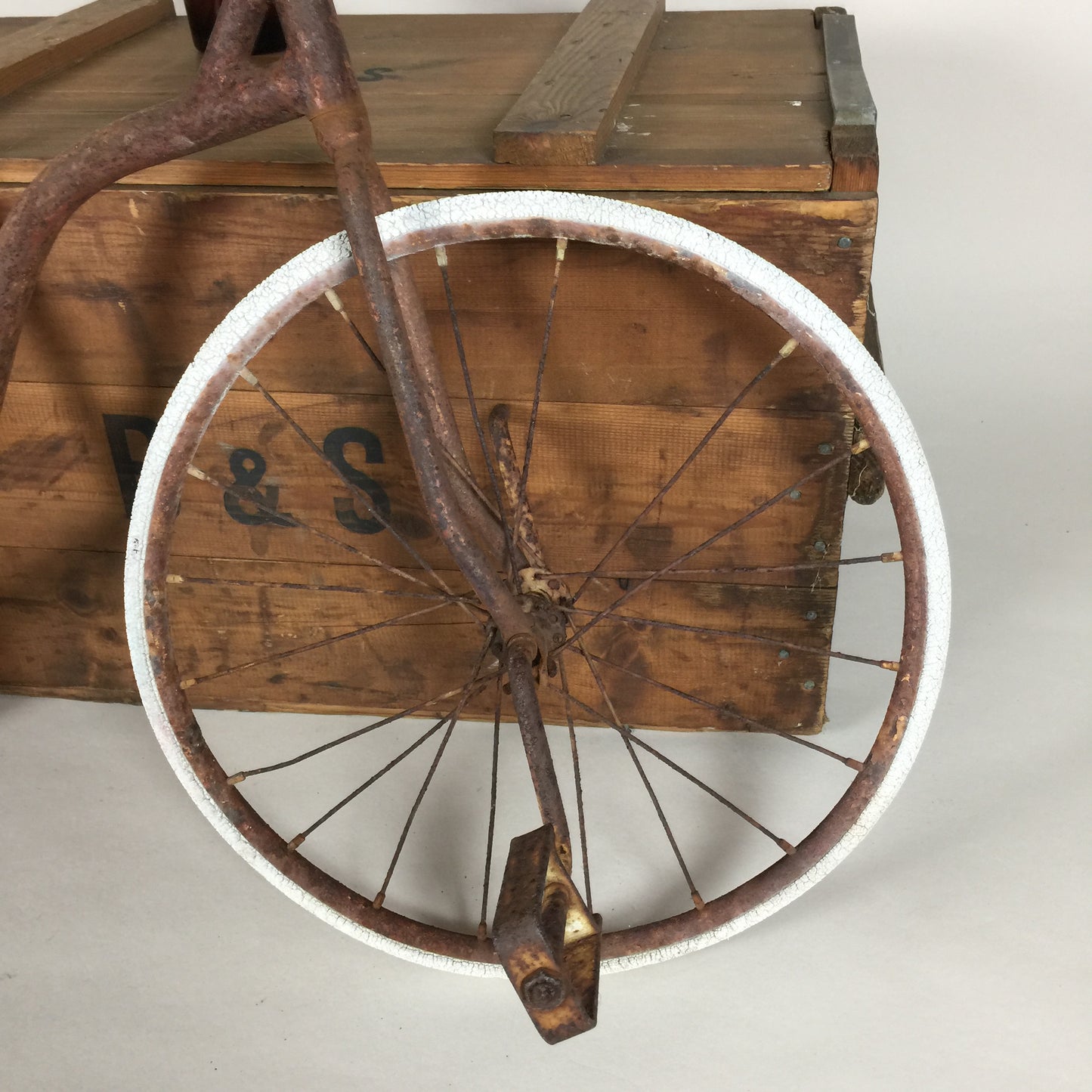 Dekorativ børnecykel med masser af patina