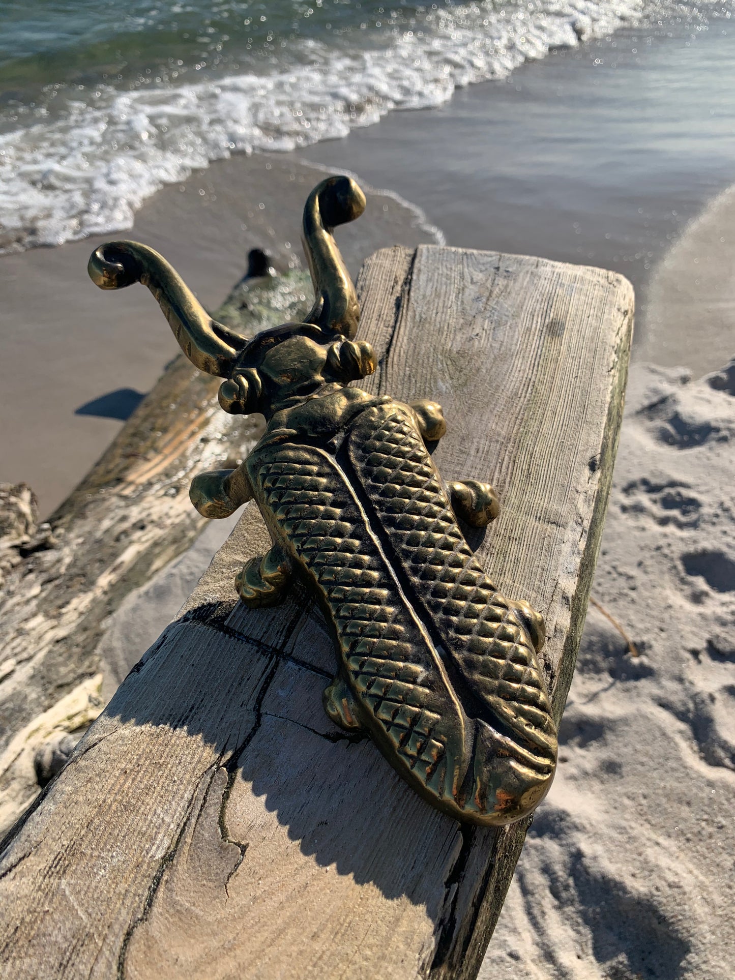 Støvleknægt i messing