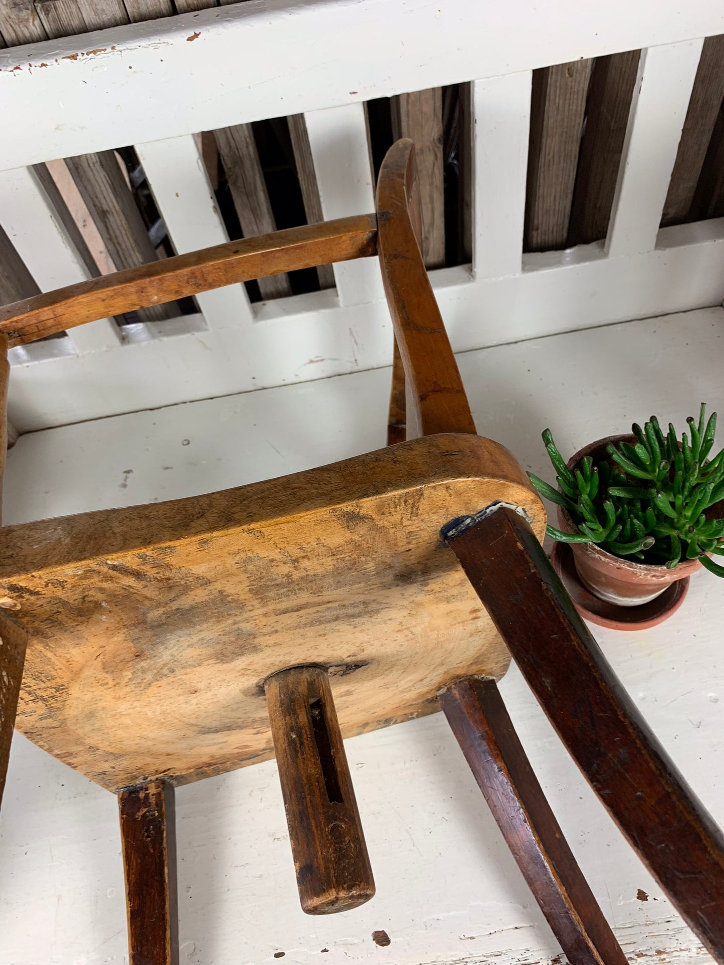 Meget gammel barnestol med skøn patina